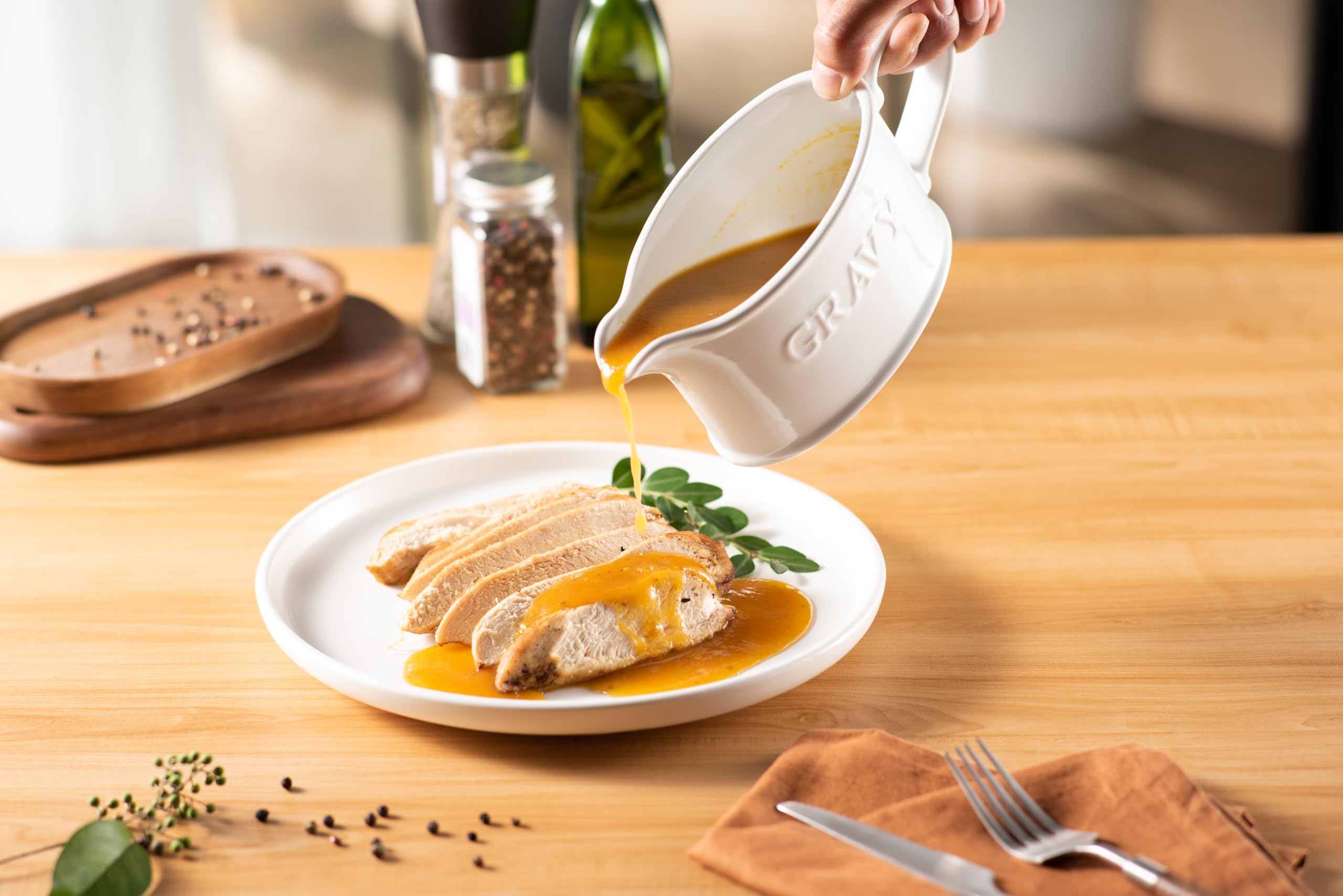 Kook Ceramic Gravy Boat with Large Handle - 18 oz White Porcelain Sauce Dispenser for Dressings, Creamer & Sauces - Microwave & Dishwasher Safe - Perfect for Holiday Dinners, Restaurants & Catering Events