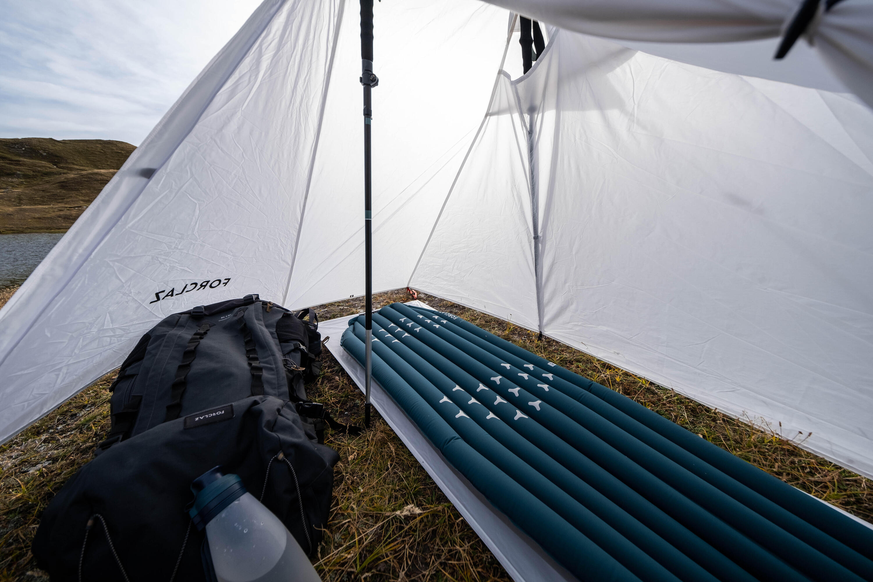 Forclaz MT500 Air Sleeping Pad - Ultralight & Compact Camping Mat for Backpacking, Hiking & Outdoor Adventures - Size L