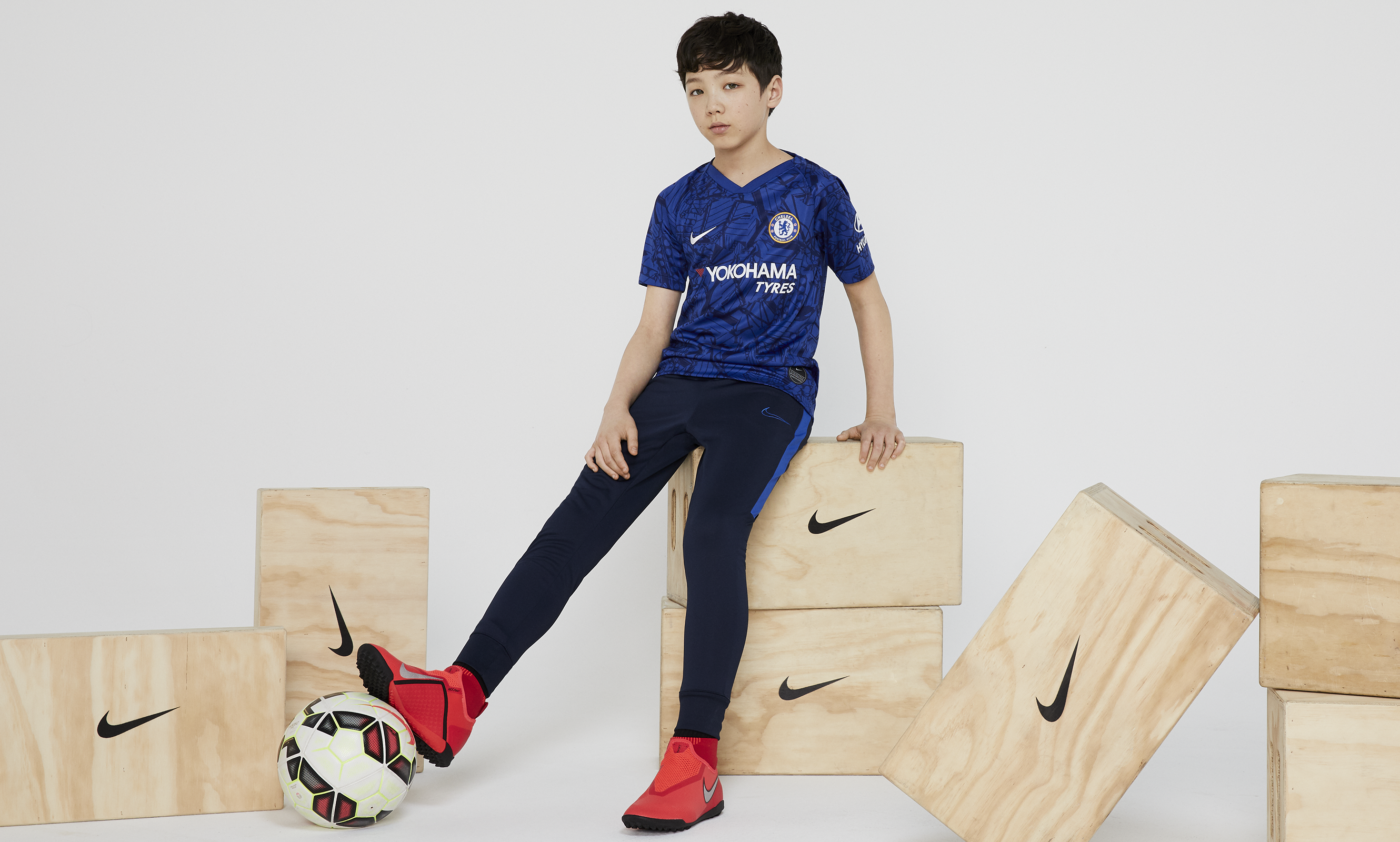 Nike Chelsea FC 2019/20 Stadium Home Big Kids' Soccer Jersey - Authentic Replica Football Shirt for Youth Fans - Perfect for Match Day, Training & Soccer Gifts