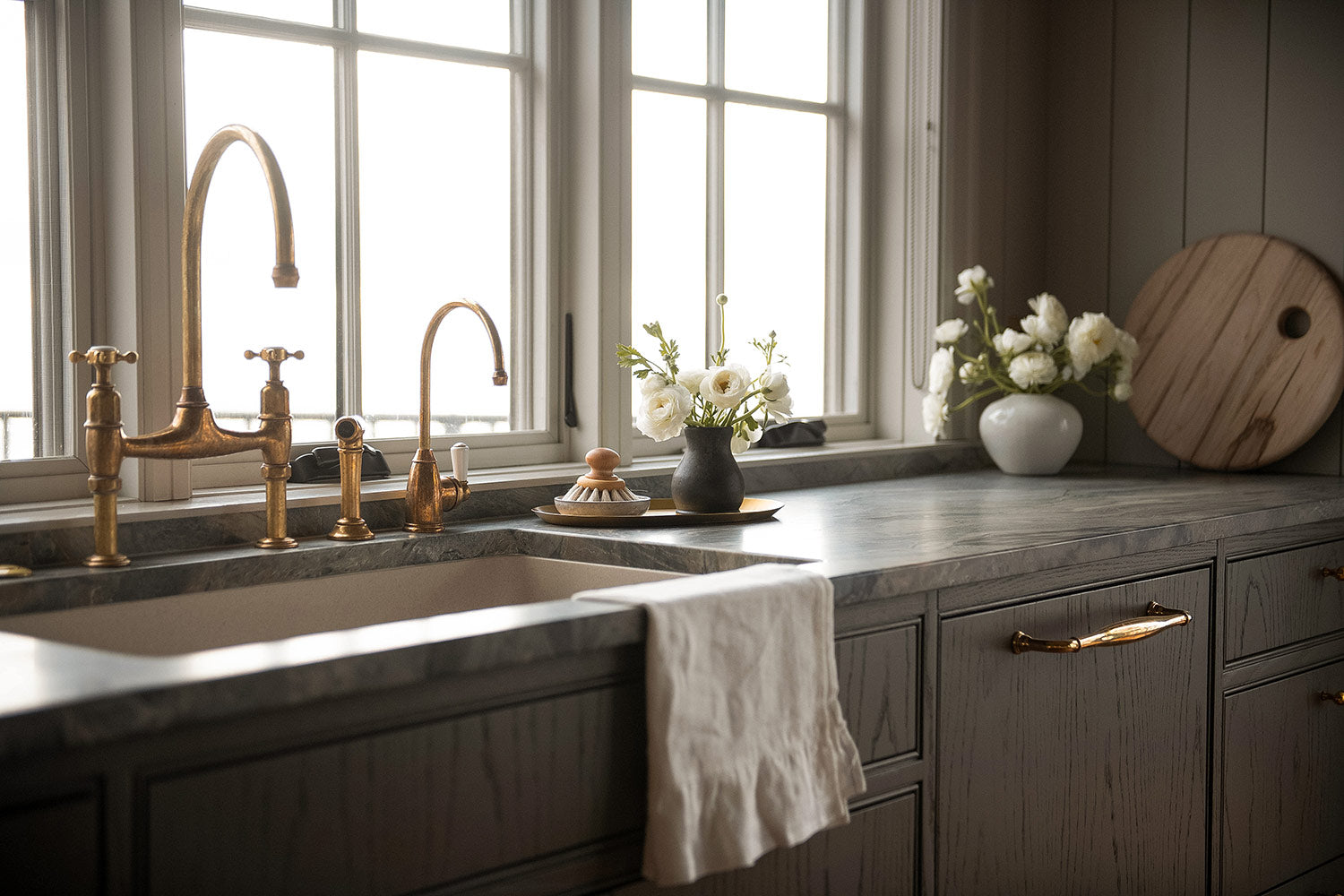 Elegant Ruffle Linen Tea Towel - Premium Absorbent Kitchen Towel for Dishes, Drying Hands & Decor - Perfect for Farmhouse, Rustic & Vintage Style Kitchens
