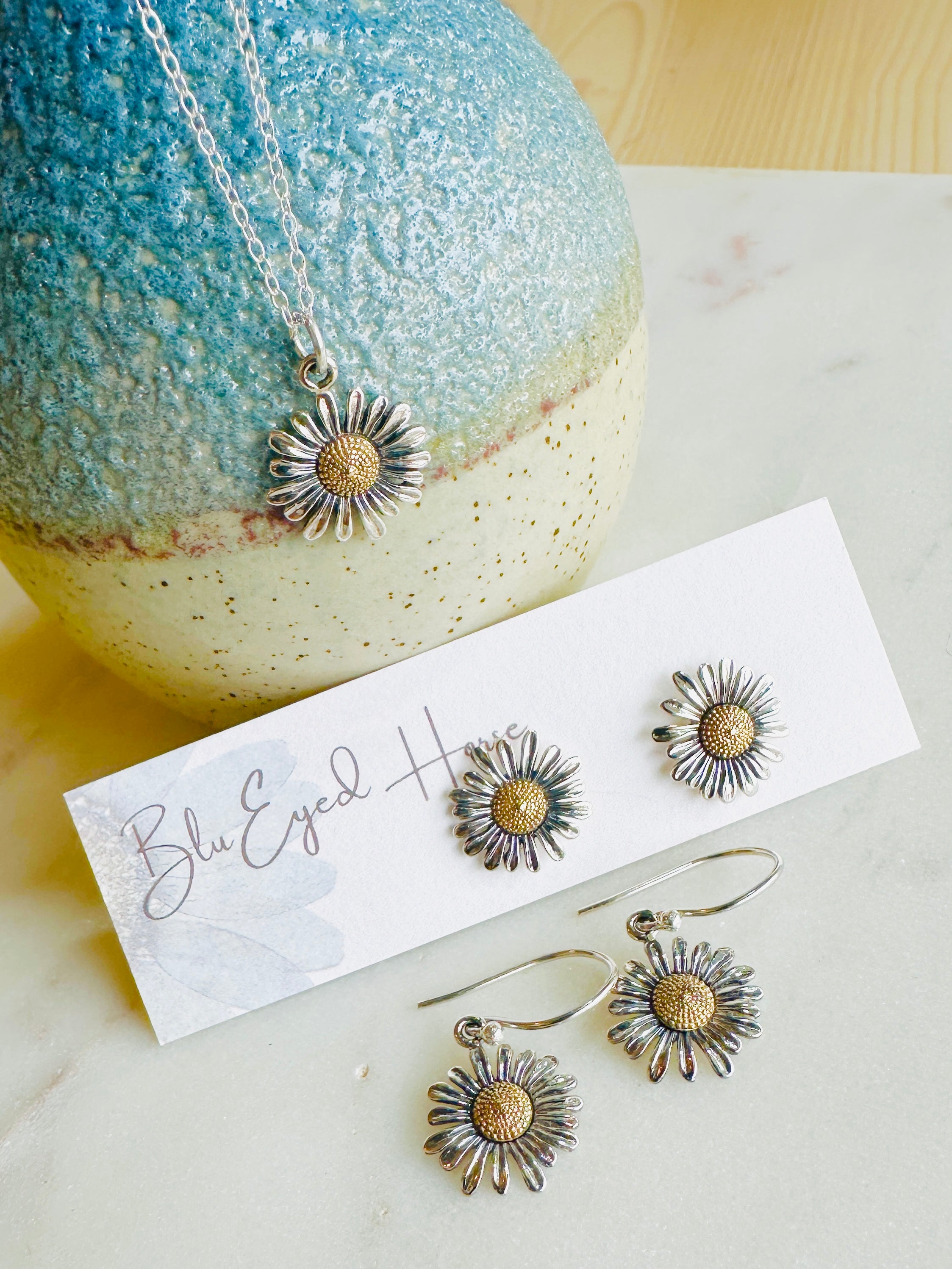 Daisy Post Earrings for Women - Elegant Floral Stud Earrings for Daily Wear, Gift Giving & Special Occasions