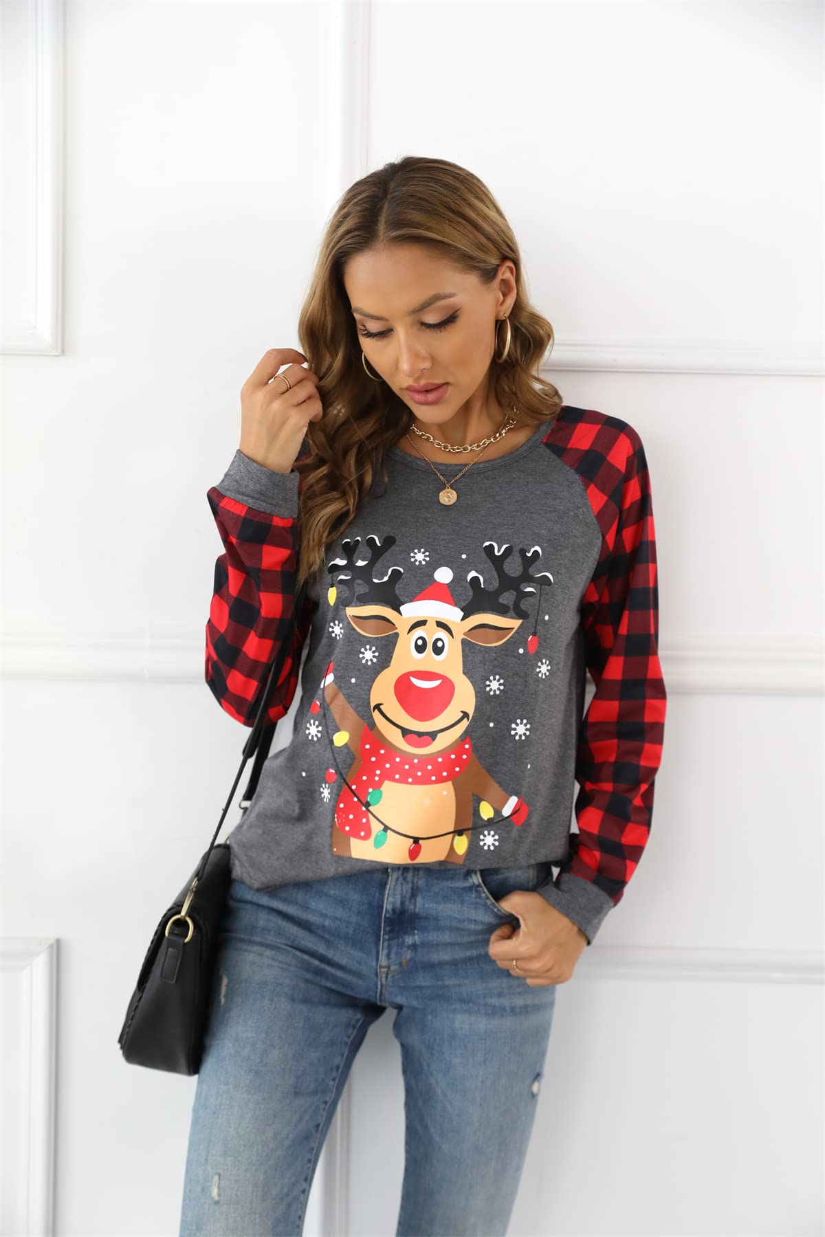 Women's Merry Christmas Shirts - Long Sleeve Plaid Raglan Graphic Tee for Holiday Movie Nights & Cozy Winter Outfits