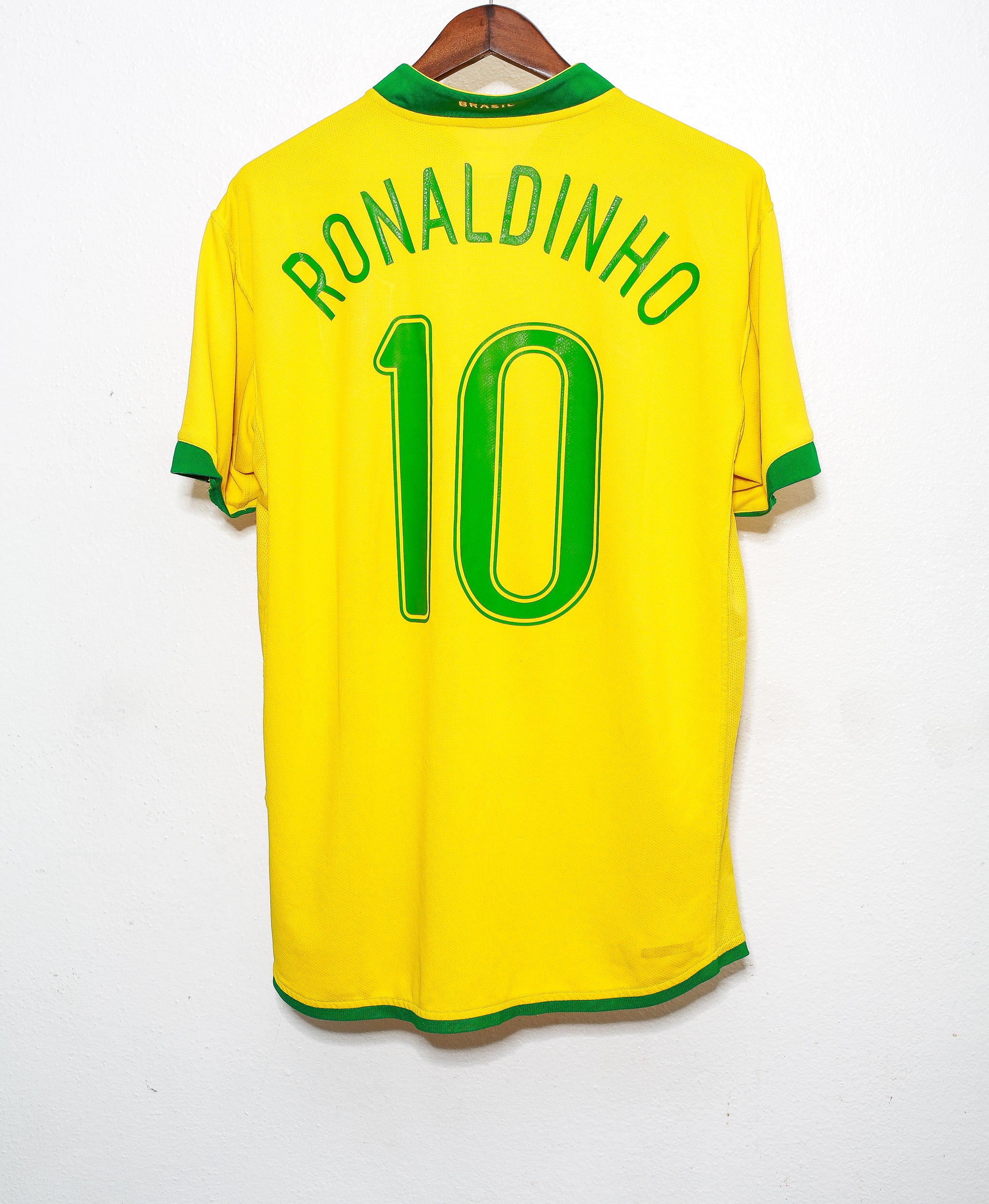 Authentic 2006 Brazil Home Soccer Jersey #10 Ronaldinho (Large) - Perfect for Matchdays, Fan Events & Collectors