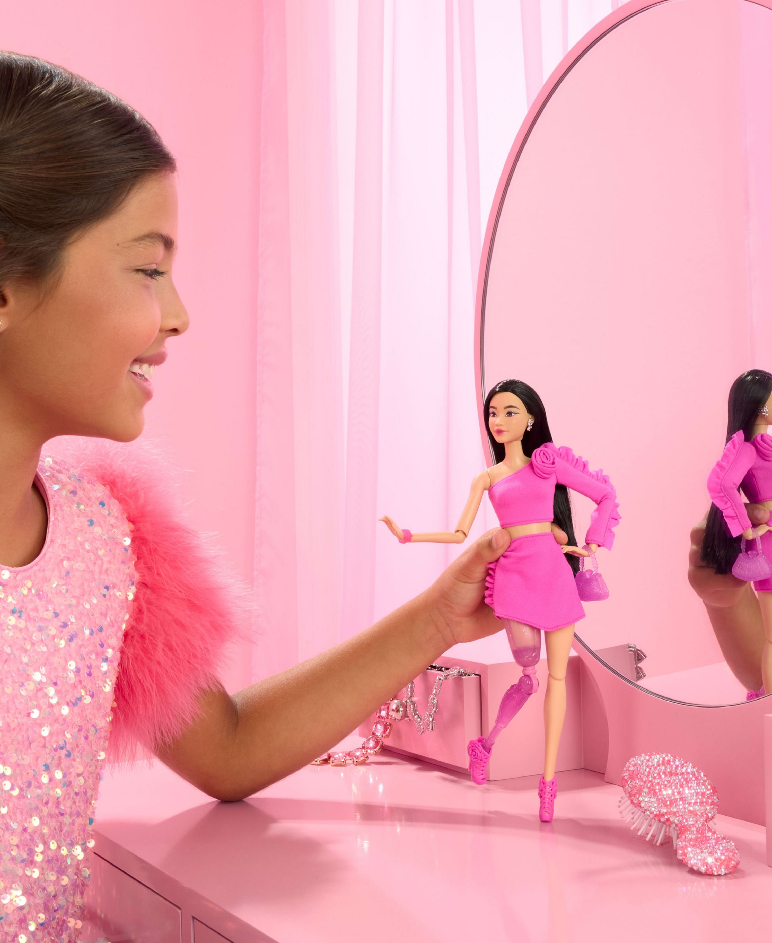 Barbie Deluxe Fashion Doll with Stylish Outfits & Accessories - Perfect for Dress Up, Collecting & Imaginative Play
