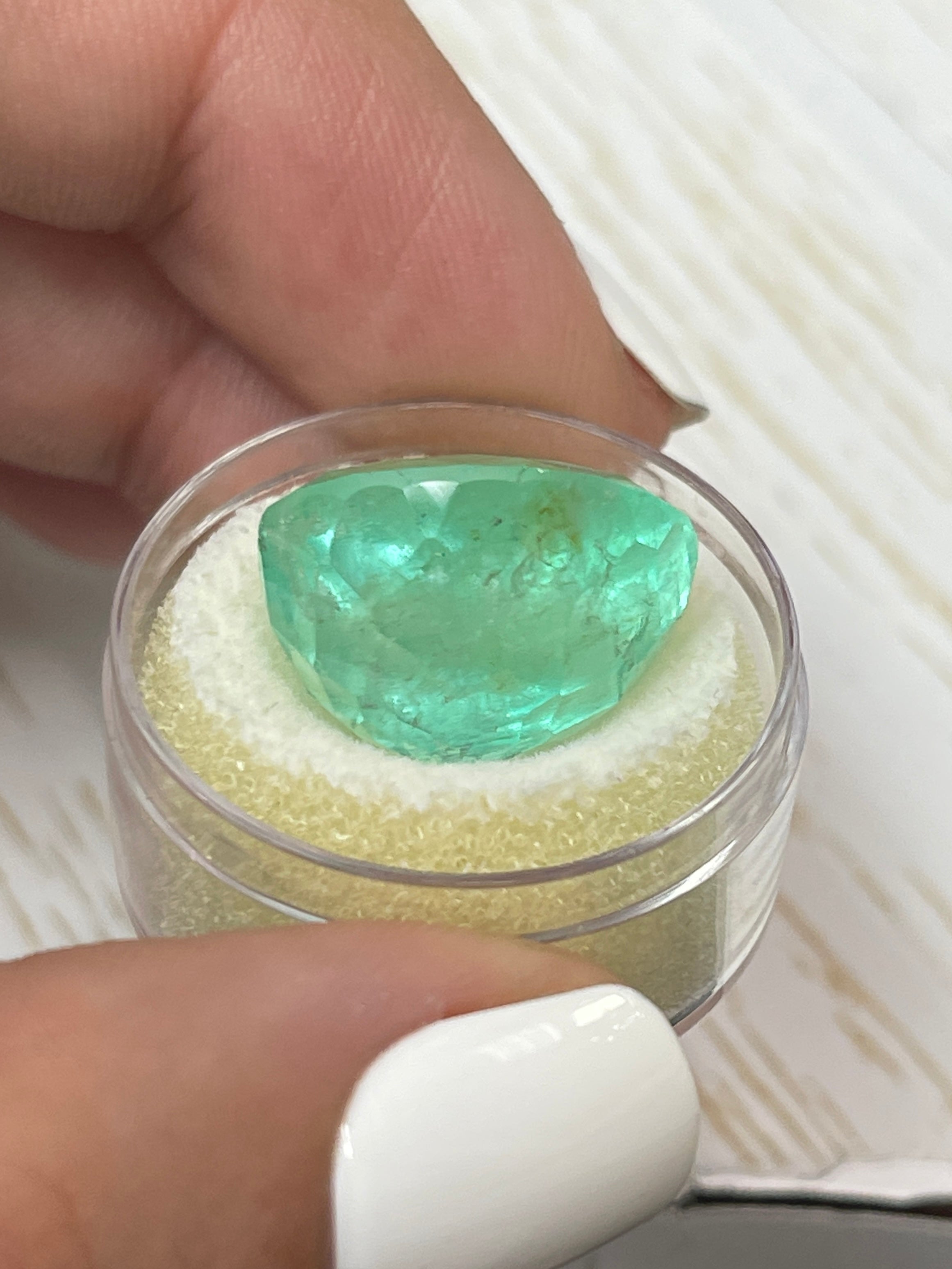 21.95 Carat Natural Colombian Emerald - Minty Green Oval Cut Loose Gemstone for Jewelry Making, Engagement Rings & Luxury Gifts