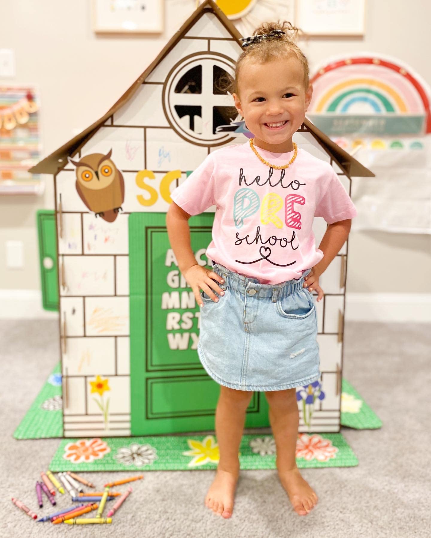 Olive Loves Apple Hello Preschool First Day of School T-Shirt - Cute Back to School Gift for Kids & Toddlers - Perfect for Preschool Graduation, Class Photos & School Events