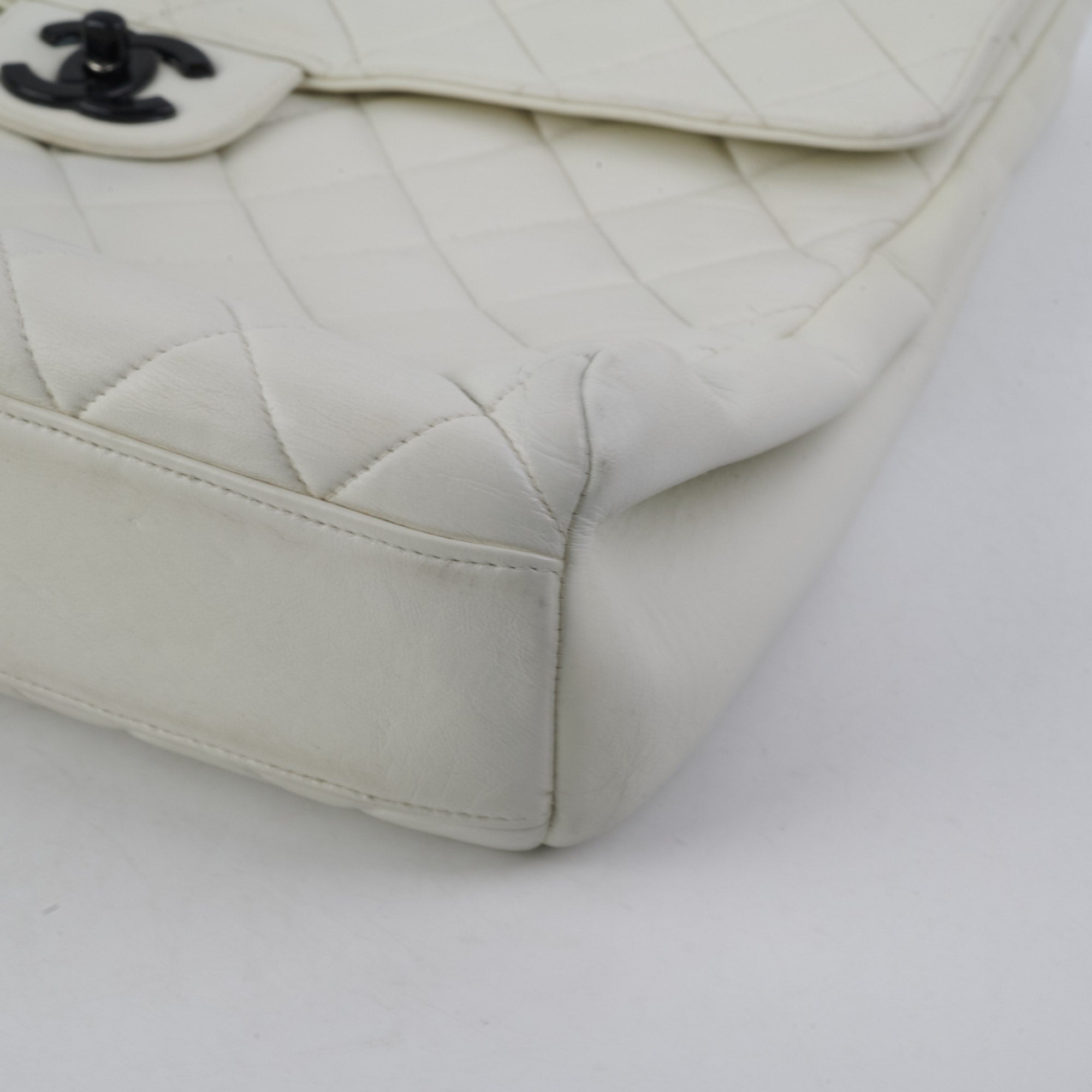 Chanel Matelasse Quilted Leather Shoulder Bag in White - Luxury Crossbody Purse for Women, Perfect for Date Night & Evening Events