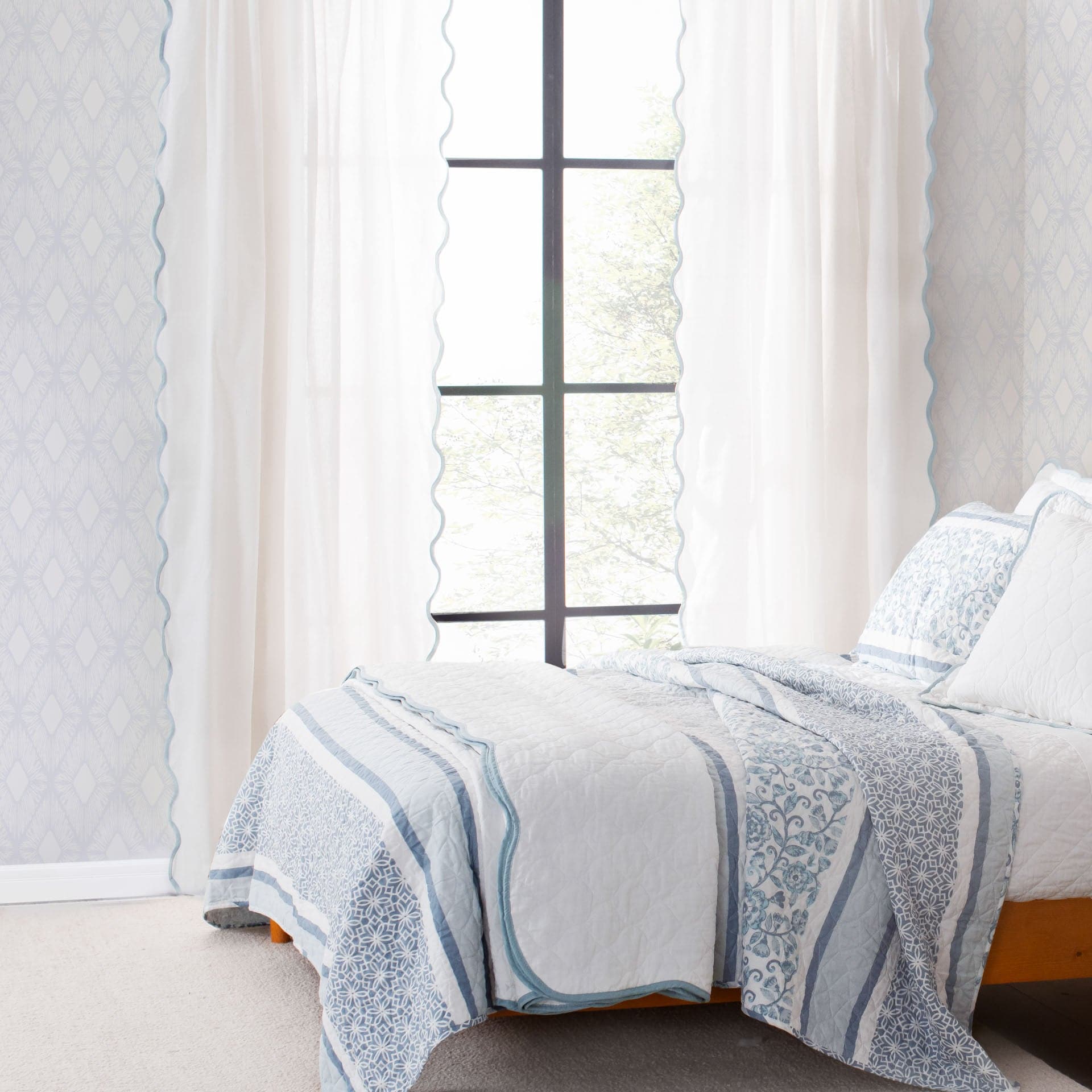 Coastal Chic Scalloped Edge Reversible Quilt 3-Piece Bedding Set | Soft & Breathable Comforter with Duvet Cover & Shams | Perfect for Beach House, Guest Room & Coastal Decor