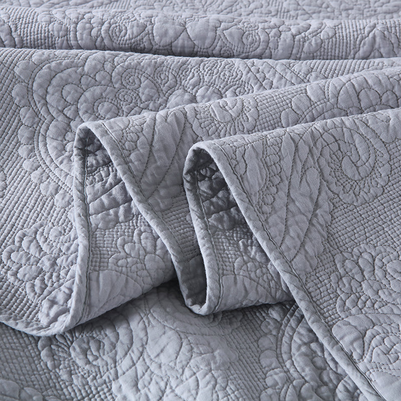 Aramis Reversible 3-Piece Damask Quilt Set - King Size Bedding with Matching Pillow Shams - Luxury Bedroom Decor for Master & Guest Rooms