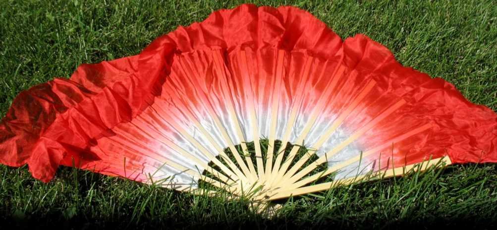 Elegant Red Silk Flutter Dance Fan - Handmade Traditional Chinese Performance Fan for Belly Dancing, Fan Dancing & Stage Shows - Perfect for Performances, Weddings & Cultural Events