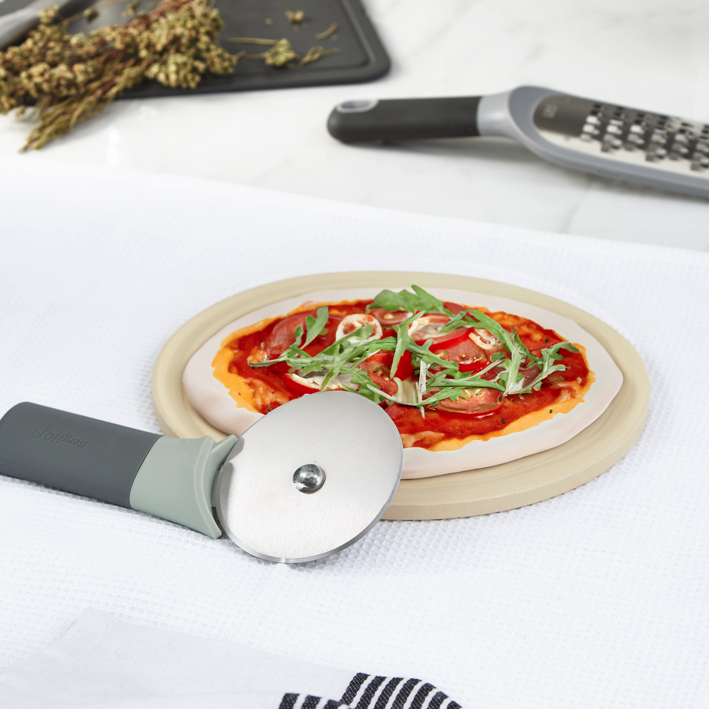 BergHOFF Leo Balance 9.5 Inch Pizza Stone with Cutter Set | Premium Baking Stone for Perfect Homemade Pizza, Bread & Pastries | Ideal for Oven, Grill & Outdoor Cooking