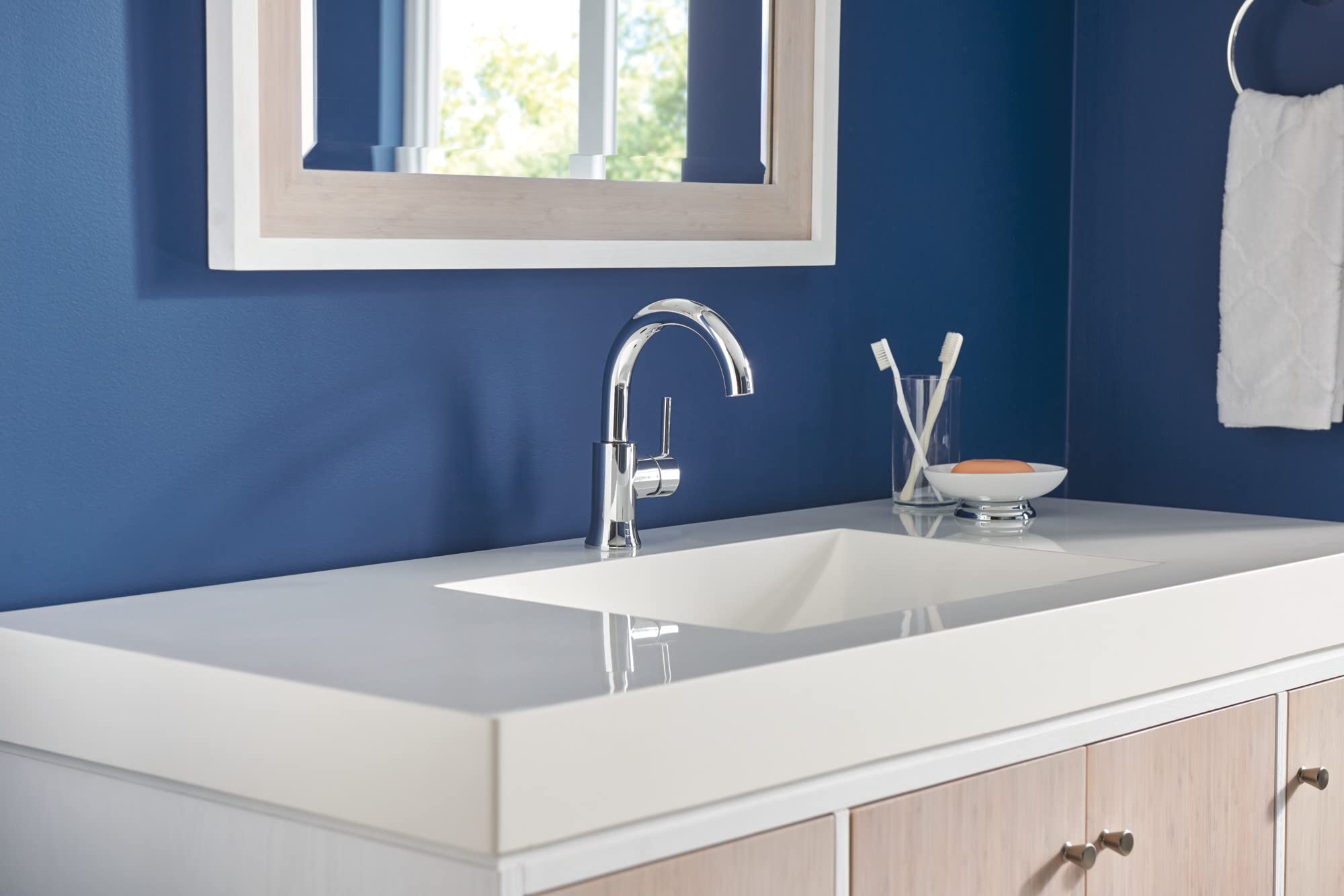 Delta Trinsic Single Hole Bathroom Faucet - Chrome 559HAR-GPM-DST with Diamond Seal Technology & Drain Assembly | Modern Single Handle Bathroom Sink Faucet for Vanity, Powder Room & Guest Bath