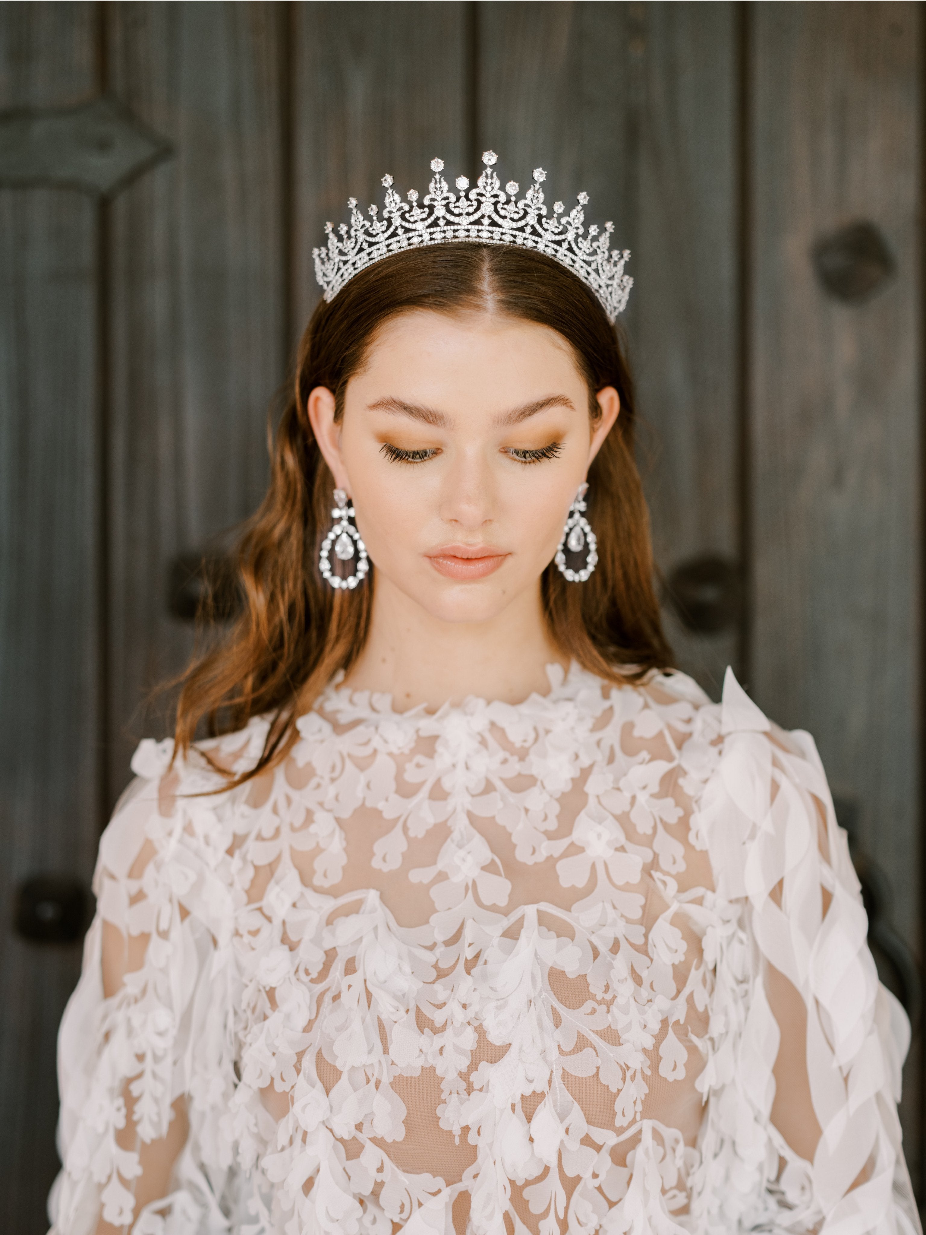 PETITE QUEEN VICTORIA Simulated Diamond Royal Bridal Crown Tiara - Elegant Wedding Headpiece for Brides, Prom, Pageants & Cosplay