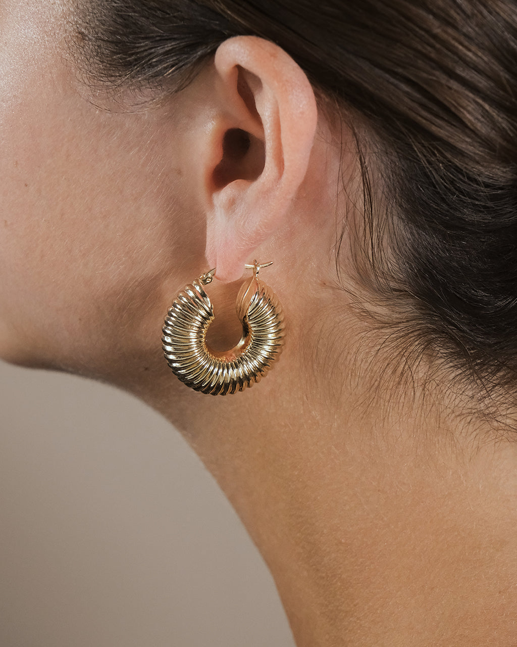 Chic Ribbed Statement Hoop Earrings for Women - Trendy Gold & Silver Hollow Hoops - Perfect for Parties, Date Nights & Everyday Wear