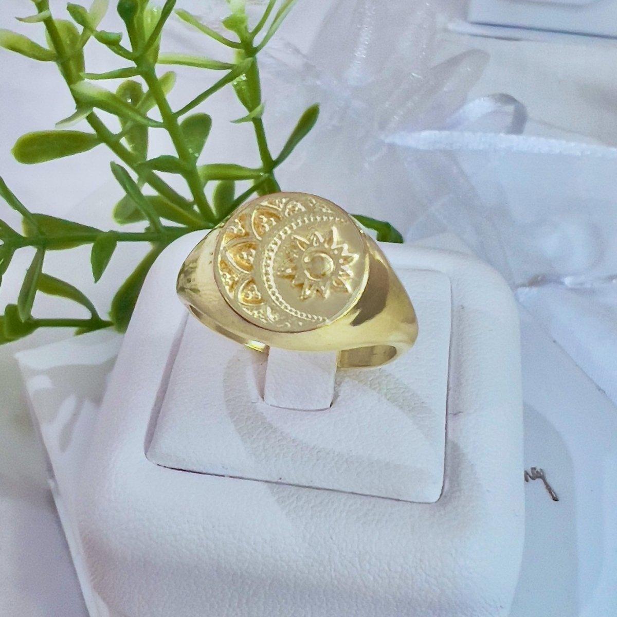 Laihas La Luna Sun & Moon Gold Signet Ring for Women - Elegant Celestial Jewelry - Perfect for Everyday Wear, Gifts & Special Occasions