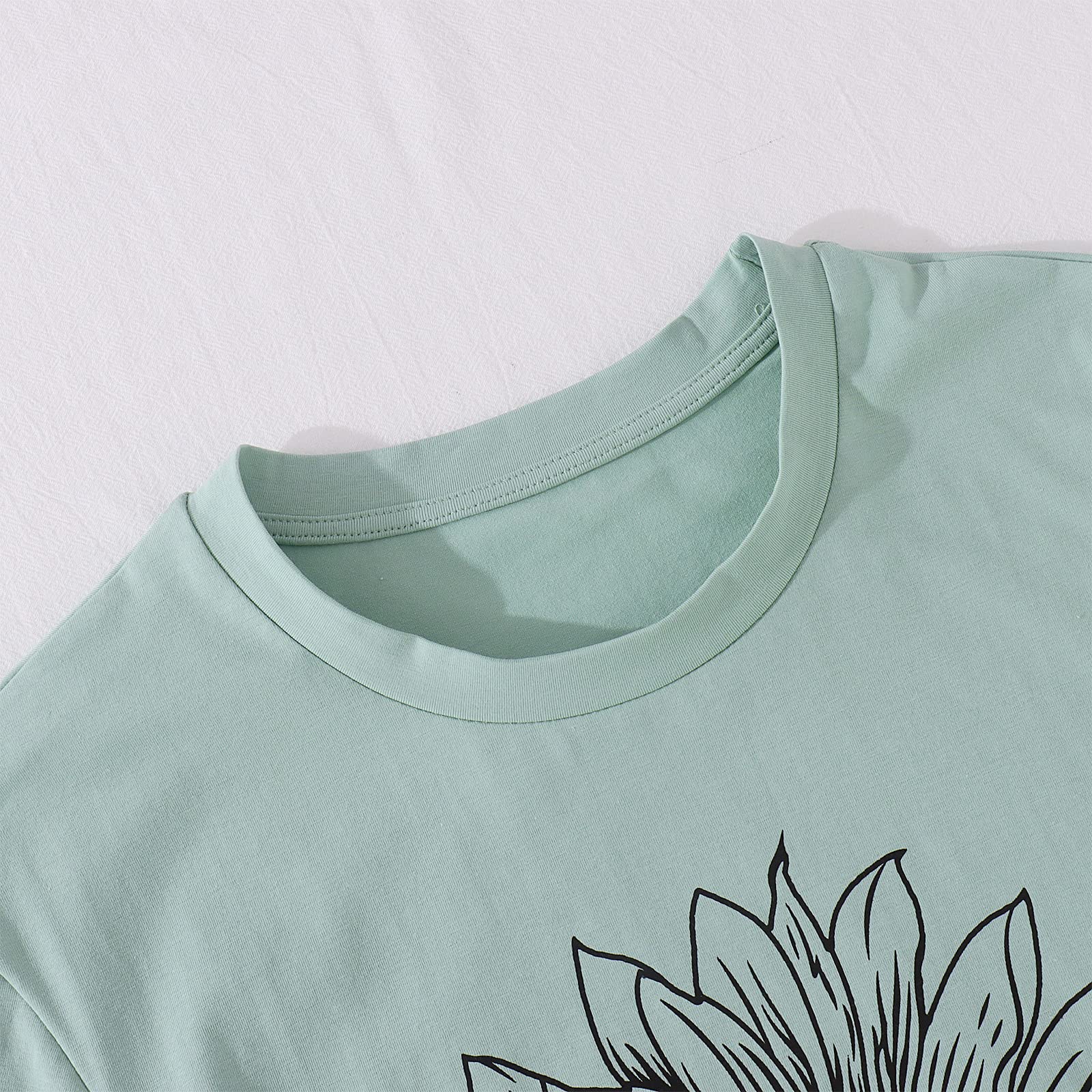 Women's Summer Sunflower Graphic T-Shirt - Cute Floral Print Loose Fit Crew Neck Short Sleeve Casual Top for Beach, Vacation & Everyday Wear
