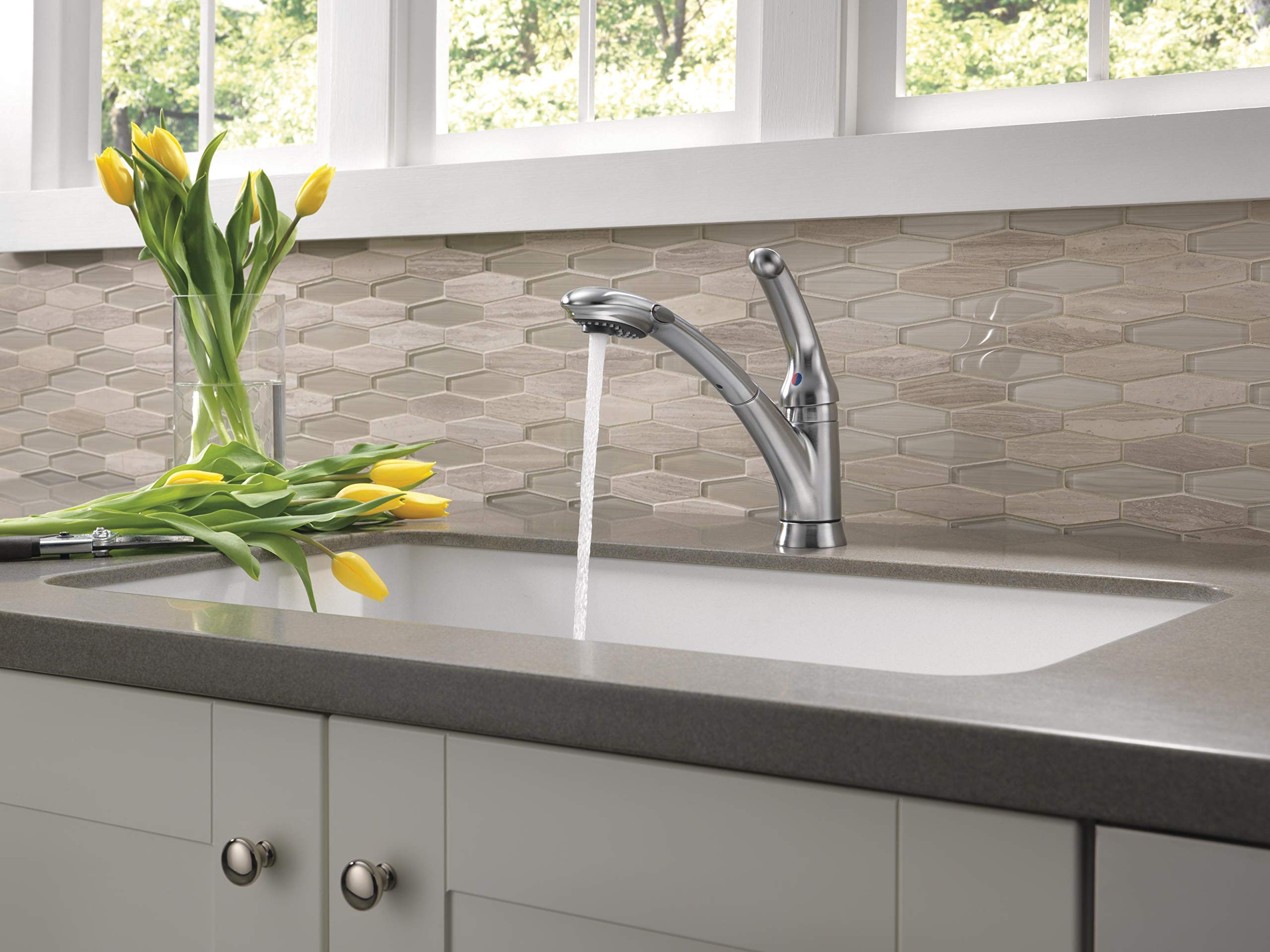 Delta Faucet Signature Single-Handle Kitchen Sink Faucet with Pull-Out Sprayer - Arctic Stainless 470-AR-DST (9