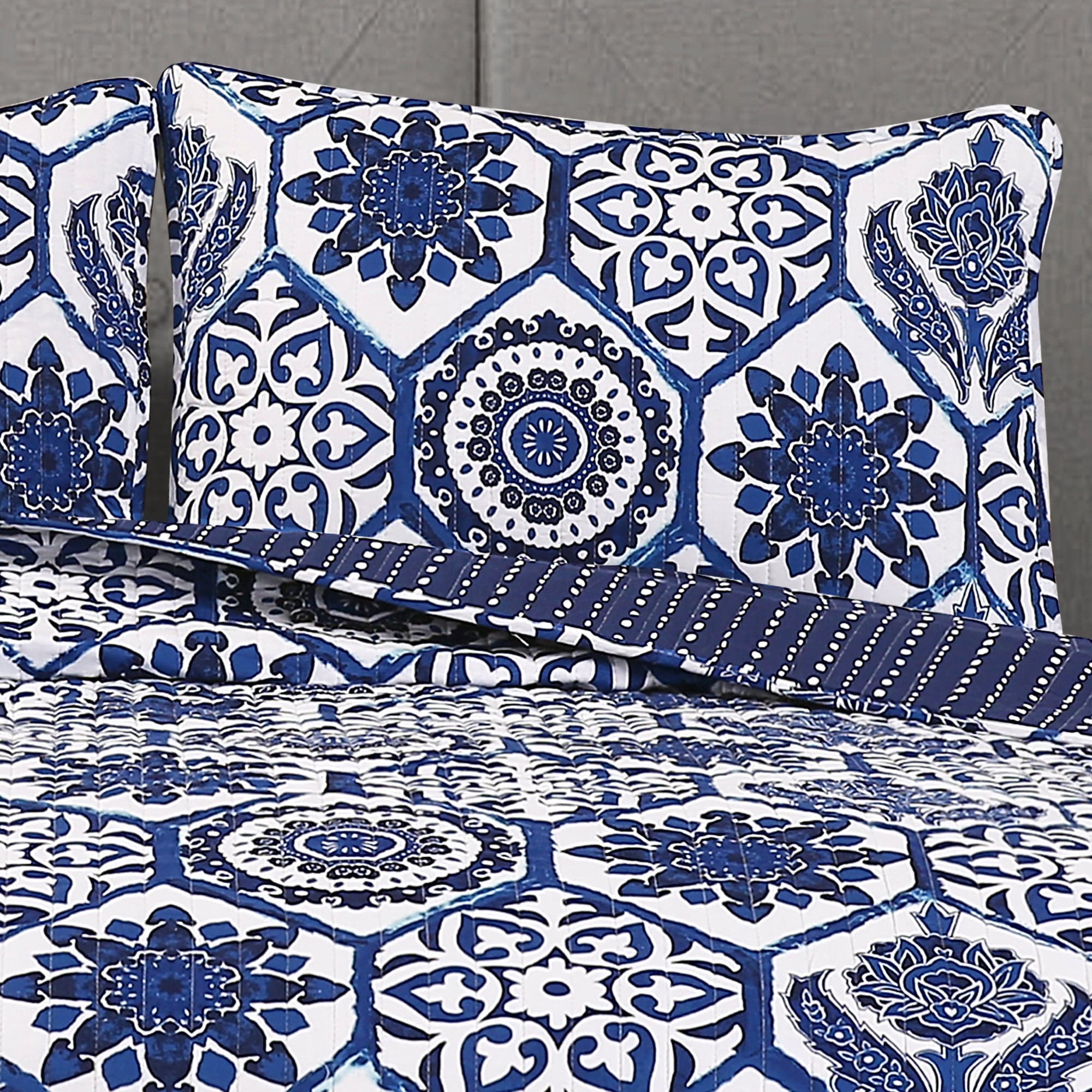 Marvel Superheroes Quilt Set - 3 Piece Bedding Comforter with Spider-Man, Iron Man & Captain America - Perfect for Kids' Room, Dorm & Superhero Fan Gifts