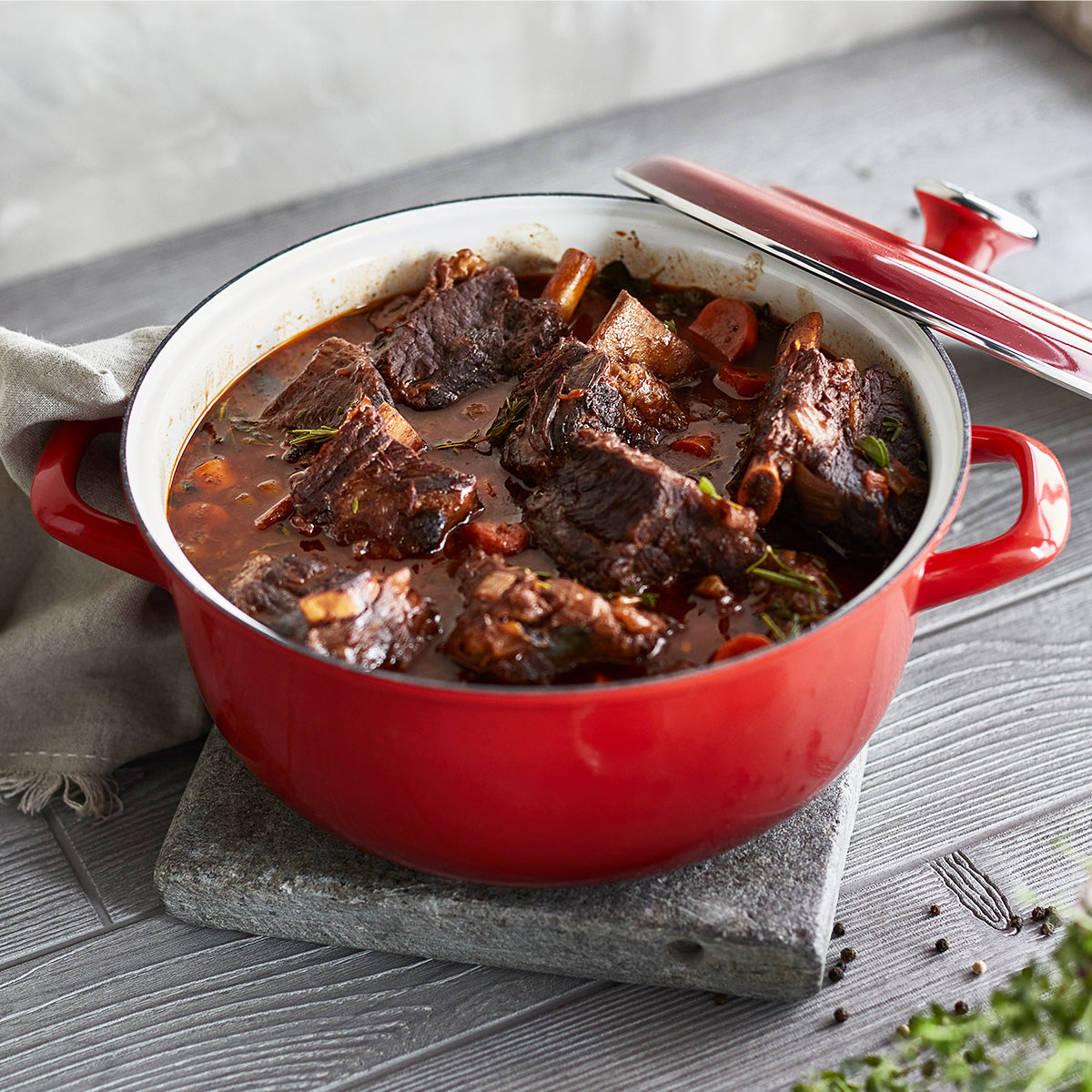 Merten & Storck Enameled Cast Iron Dutch Oven 5.3 Quart (5L) – Foundry Red | Heavy Duty Cookware for Braising, Stewing & Baking | Perfect for Soups, Bread & Camping Meals