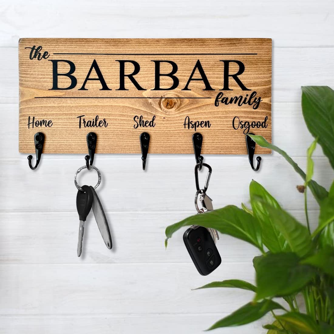 Custom Wooden Family Name Key Holder Wall Decor - Personalized Key Rack with 2-7 Metal Hooks, Wedding & Housewarming Gift for New Home Décor - Perfect for Entryway Organization & Stylish Key Storage
