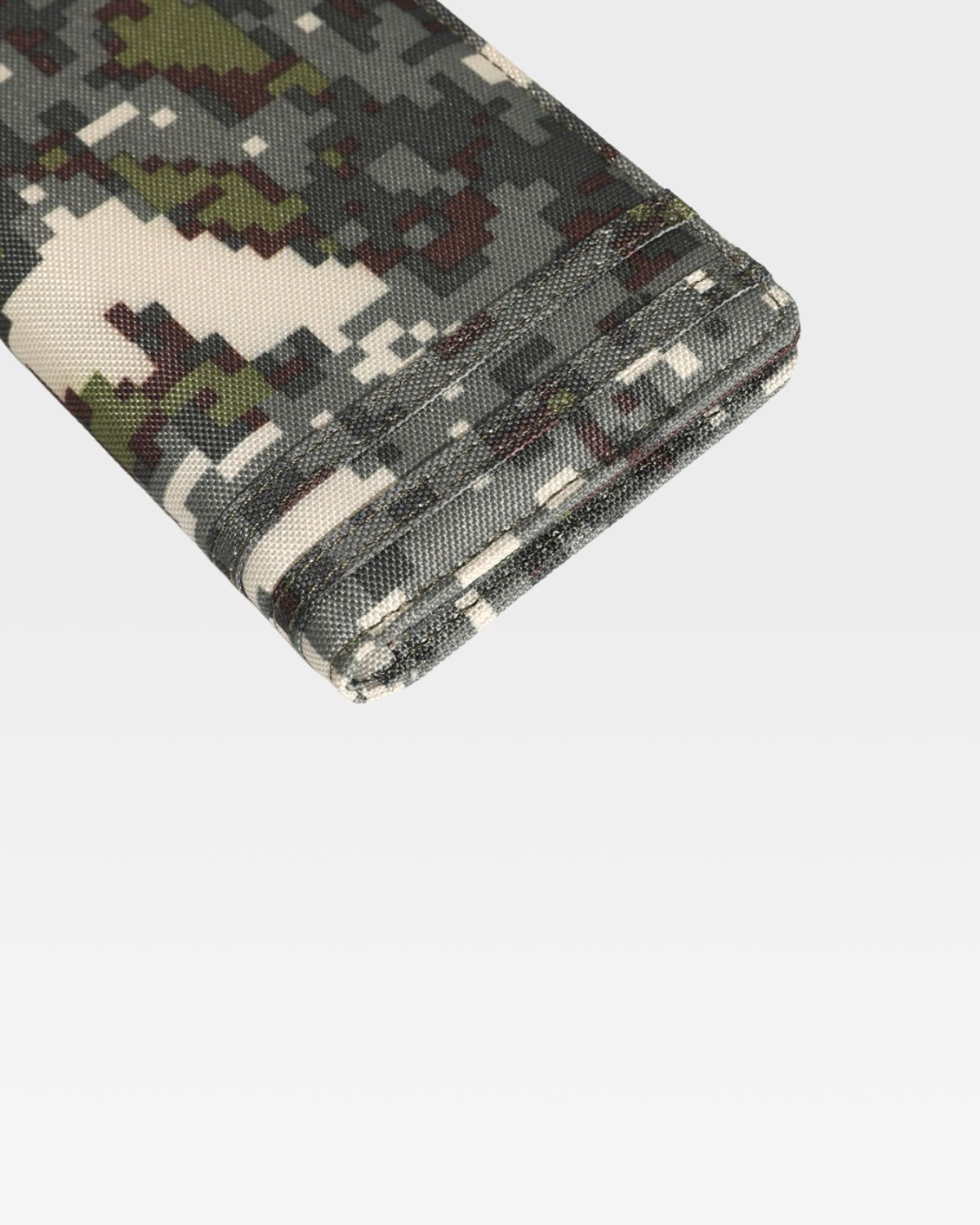 Green Digital Camouflage Biker Chain Wallet - Stylish & Secure for Motorcycle Riders, Outdoor Adventures & Everyday Use