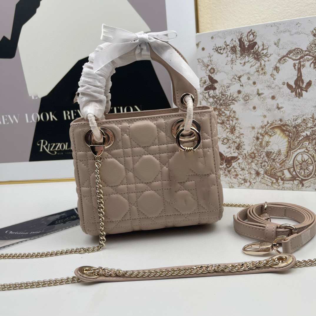 Stylish Designer Handbag for Women - Trendy & Durable Fashion Accessory for Work, Party & Everyday Use