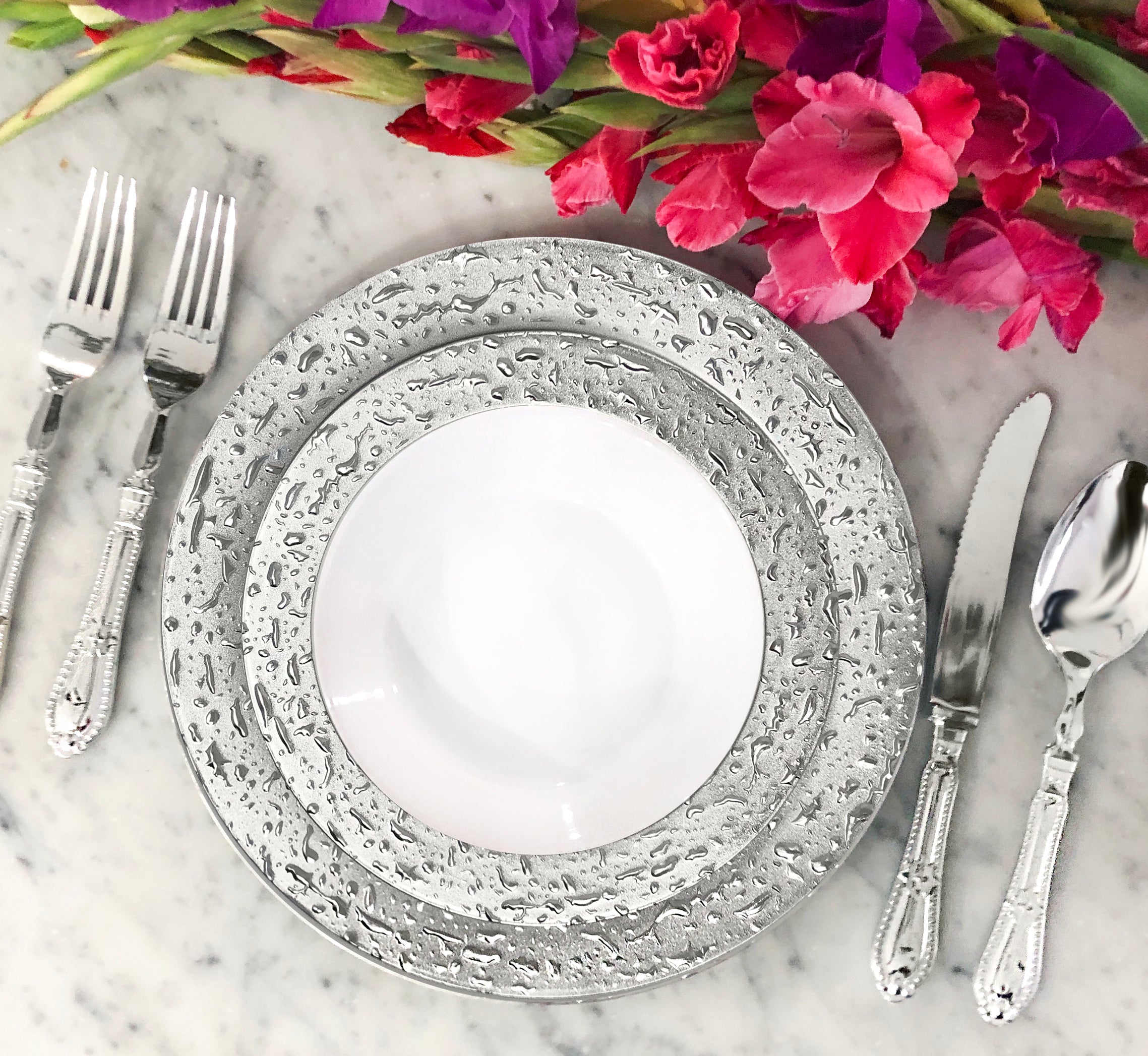 Elegant White & Silver Round Plastic Plates - 50-Pack Disposable Dinner Plates for Parties, Weddings & Events - Durable & Stylish Tableware for Home, Restaurant & Catering Use