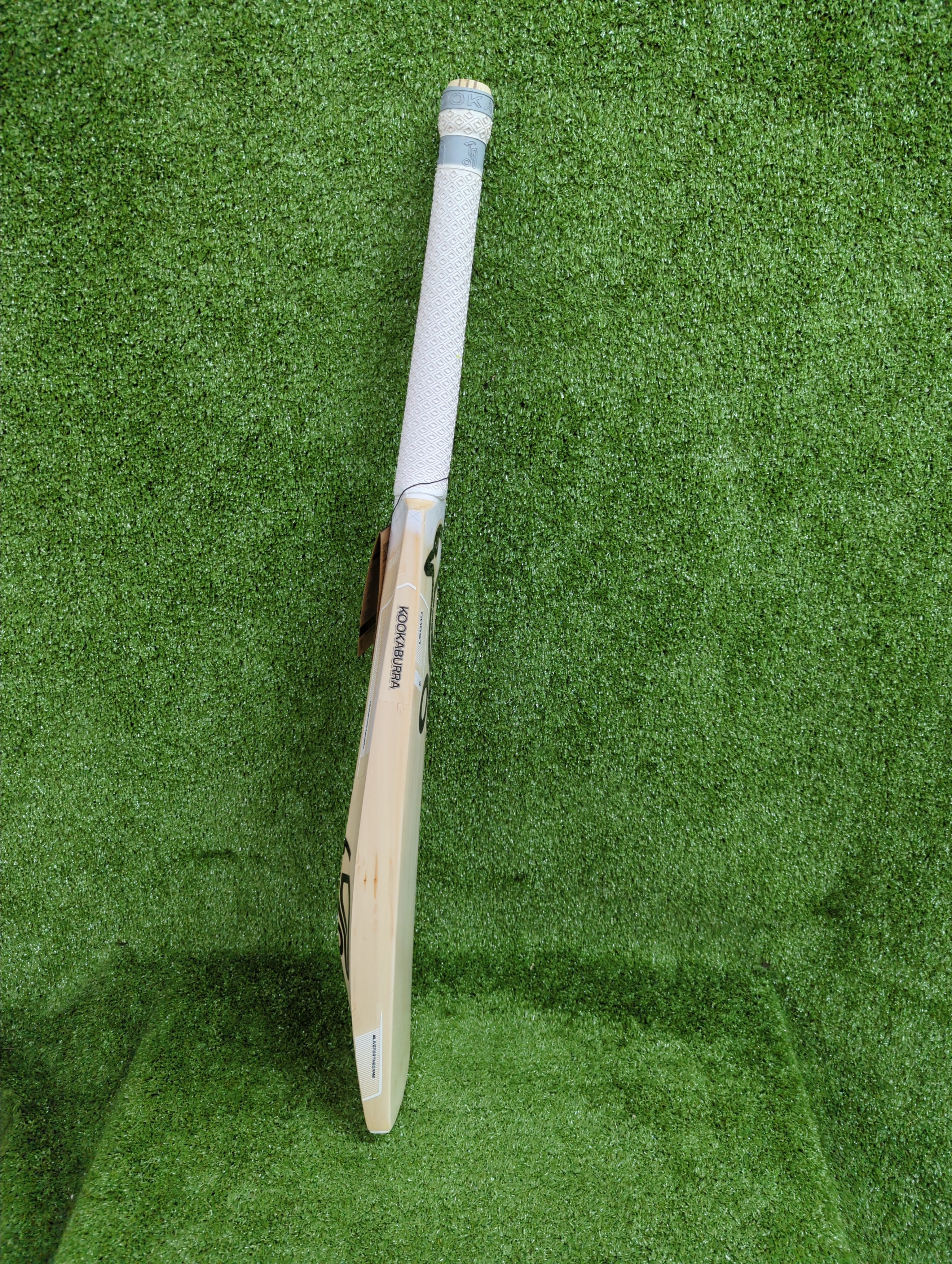 Kookaburra Ghost 5.1 English Willow Cricket Bat - Premium Professional Grade Cricket Equipment for Training & Matches - Perfect for Adult Cricket Players & Enthusiasts
