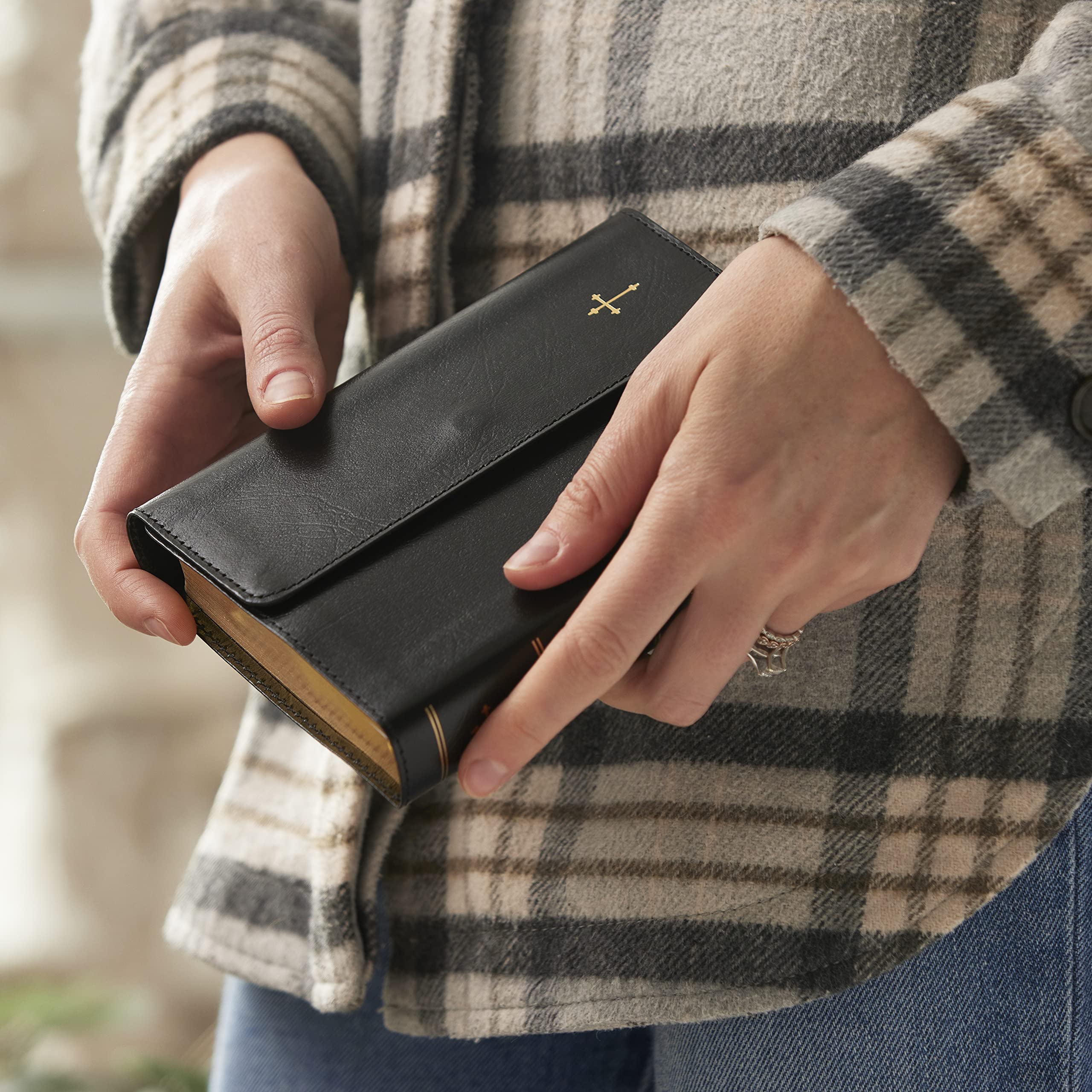 NKJV Compact Bible - Black Leatherflex with Magnetic Flap, Red Letter Text, 43,000 Cross References | Portable Scripture for Travel, Daily Devotion & Gift Giving