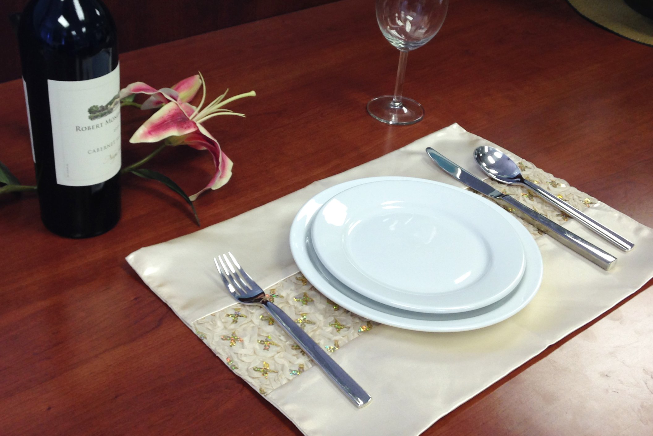 Wrapables Champagne Sequined Placemats Set of 4 - Elegant Glitter Table Mats for Dining, Parties & Holiday Decor - Perfect for Weddings, Christmas & Special Occasions