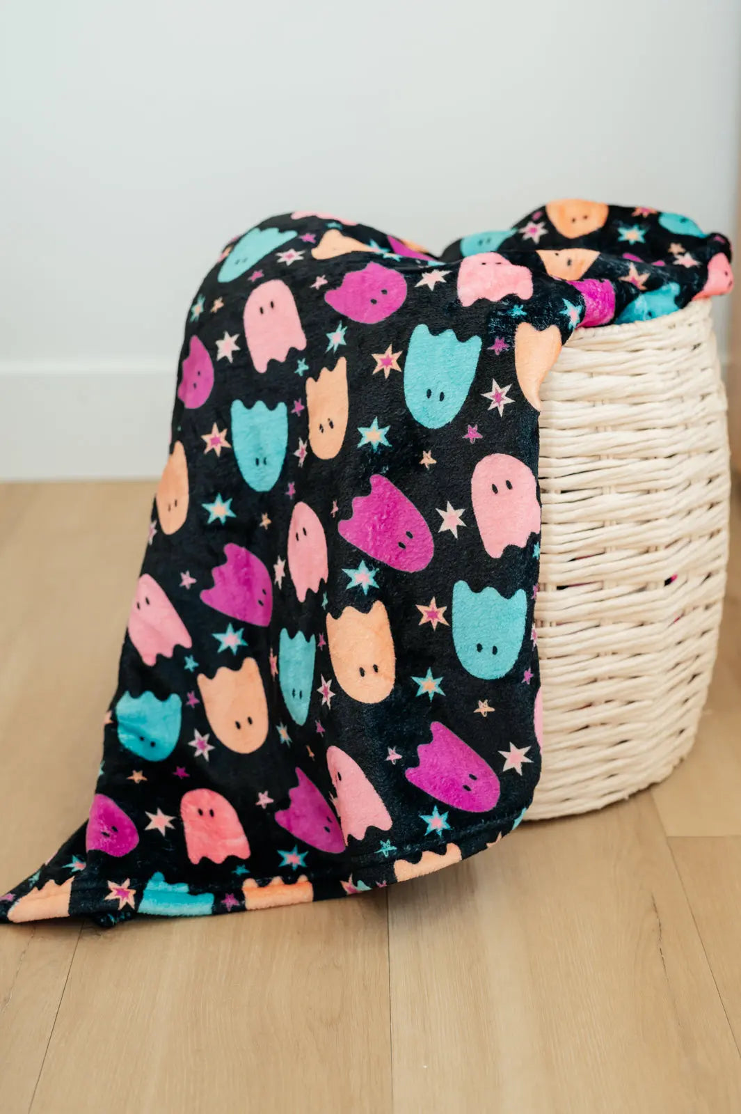 PREORDER: Halloween Fleece Blanket with Neon Ghost Print - Cozy Throw for Fall Decor, Movie Nights & Spooky Parties