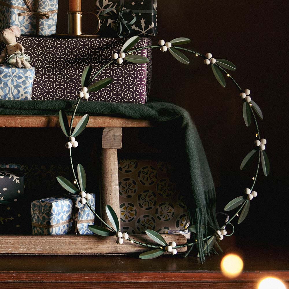 LED Mistletoe Wreath Hanging Light with Battery - Perfect for Christmas Home Decor, Holiday Parties & Festive Indoor/Outdoor Lighting