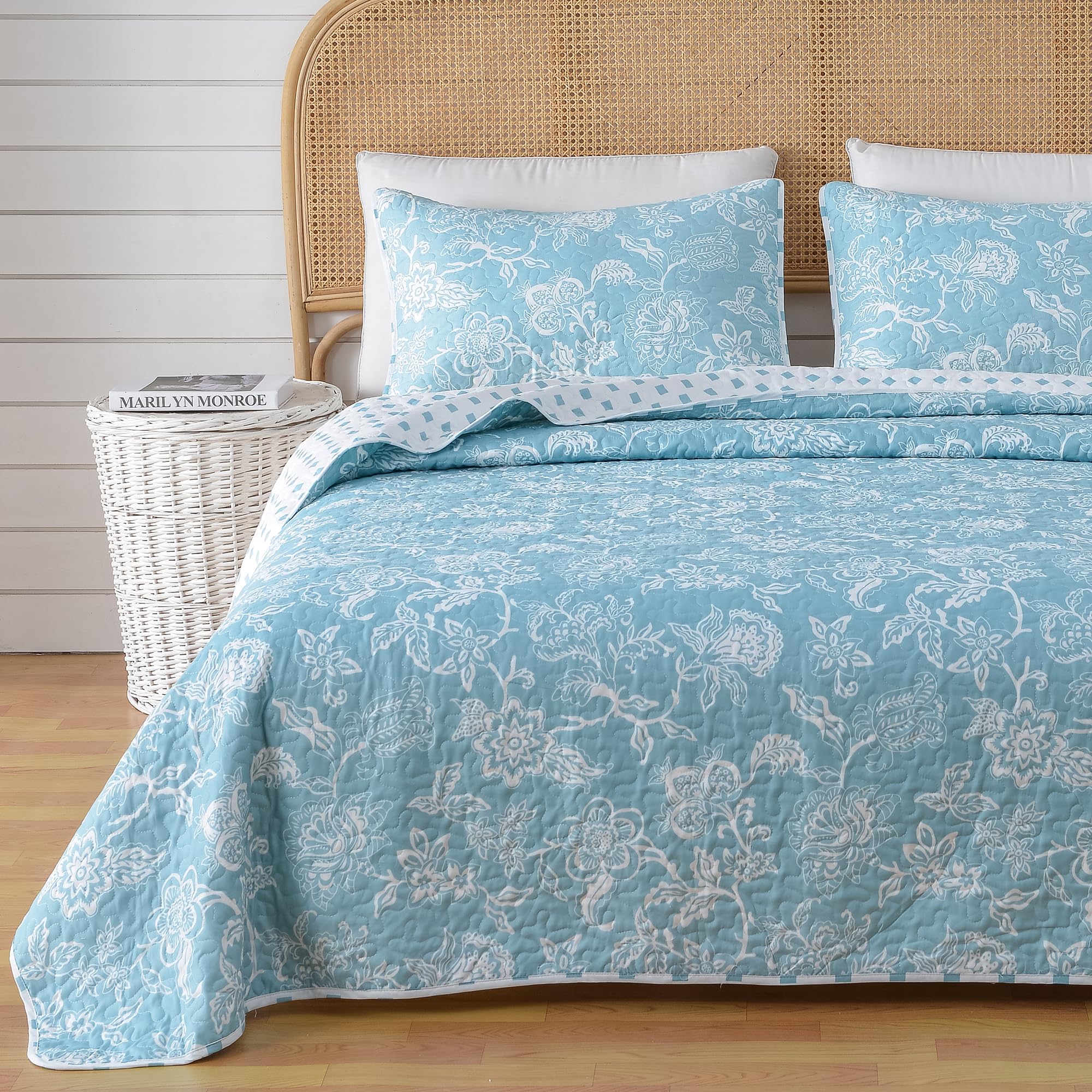 Great Bay Home Floral King Quilt Set with Shams - Delicate Blue Floral Bedding Set | All-Season Lightweight Reversible Bedspread | Farmhouse Style Comfort for Master Bedroom, Guest Room & Cozy Retreats (King, Emma)
