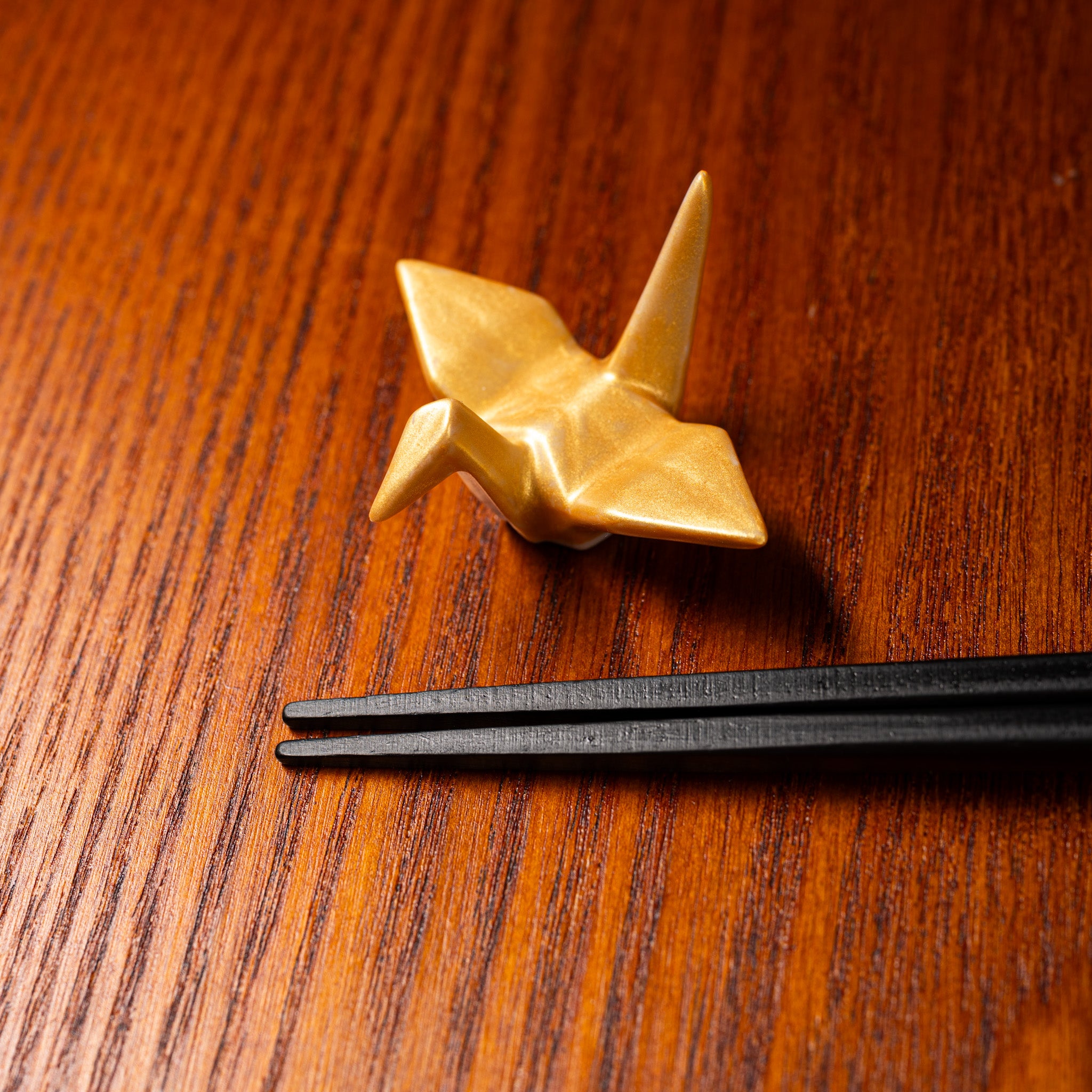 Orizuru Single Chopstick Rest - Elegant Gold or White Ceramic Chopstick Holder for Sushi, Asian Dining & Home Decor