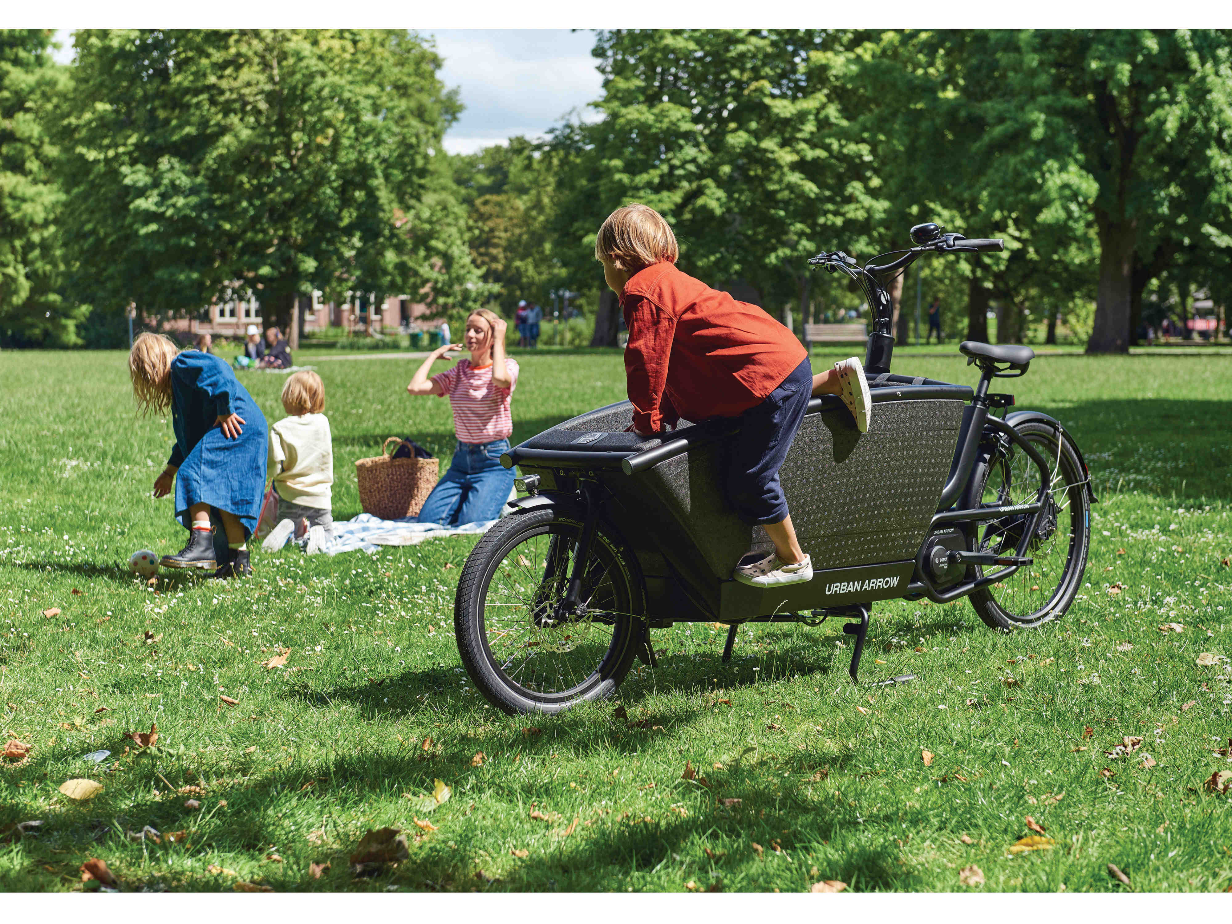 Urban Arrow Family Performance Cargo Bike - Premium Electric Cargo Bicycle for Urban Commuting, School Runs & Grocery Shopping - Eco-Friendly Family Transport Solution for City Living