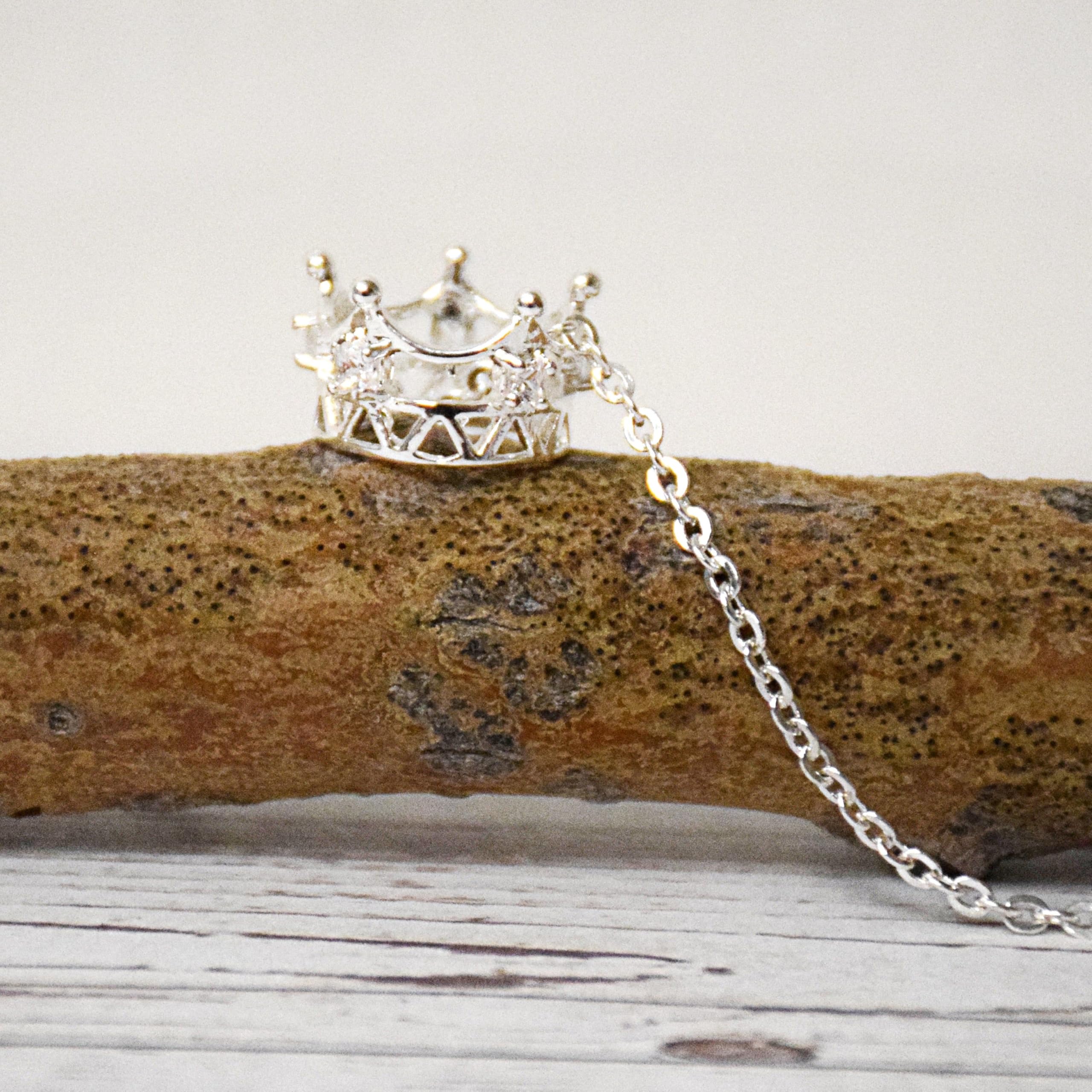 Sparkle Crown Necklace for Women - Elegant Princess Jewelry Gift for Birthday, Anniversary & Valentine's Day - Perfect for Parties, Weddings & Special Occasions