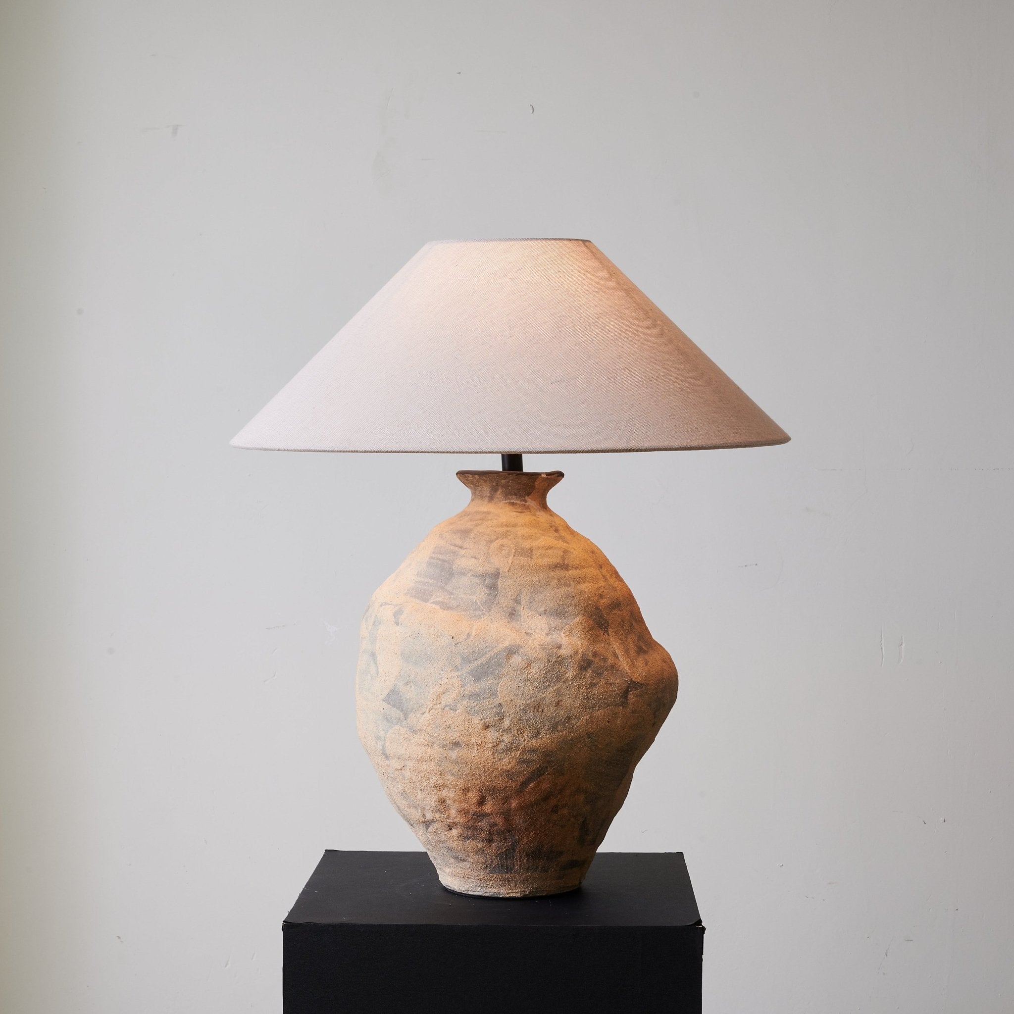 Duna Sculpted Clay Table Lamp - Handmade Ceramic Nightstand Light for Bedroom, Living Room & Office Decor