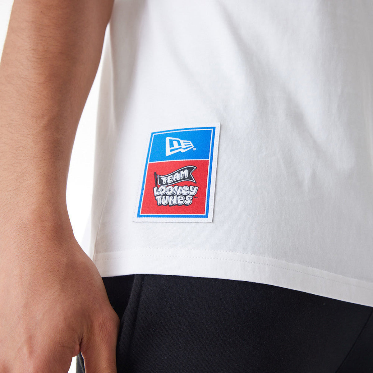 Looney Tunes Team Multi-Character Graphic Oversized White T-Shirt for Men & Women | New Era 9FIFTY Snapback Style | Casual Wear, Cosplay & Fan Merchandise