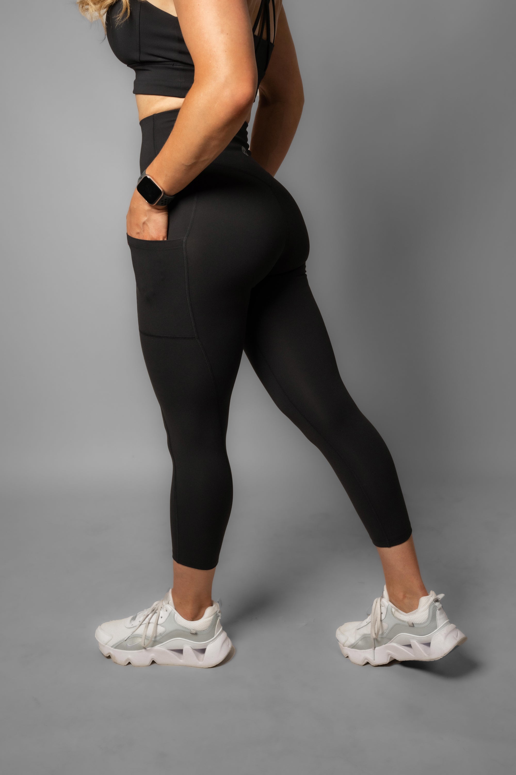 Effortless Classic Pocket Capris for Women - Comfortable Stretch Black Capri Pants for Casual Wear, Yoga & Outdoor Activities