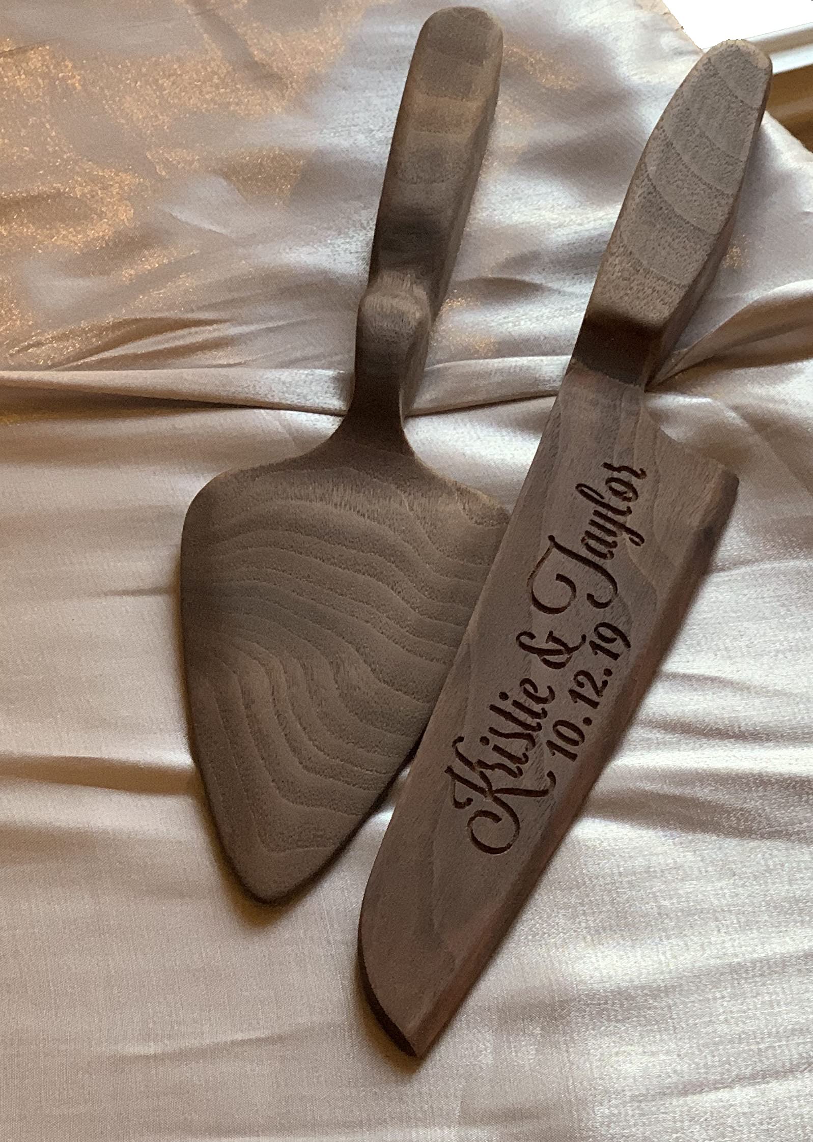 Personalized Wooden Cake Serving Set with Laser Engraving - Rustic Wedding Cake Knife and Server - Perfect Anniversary Gift for Couples - Farmhouse Style Cake Cutting Set for Weddings, Anniversaries & Special Occasions