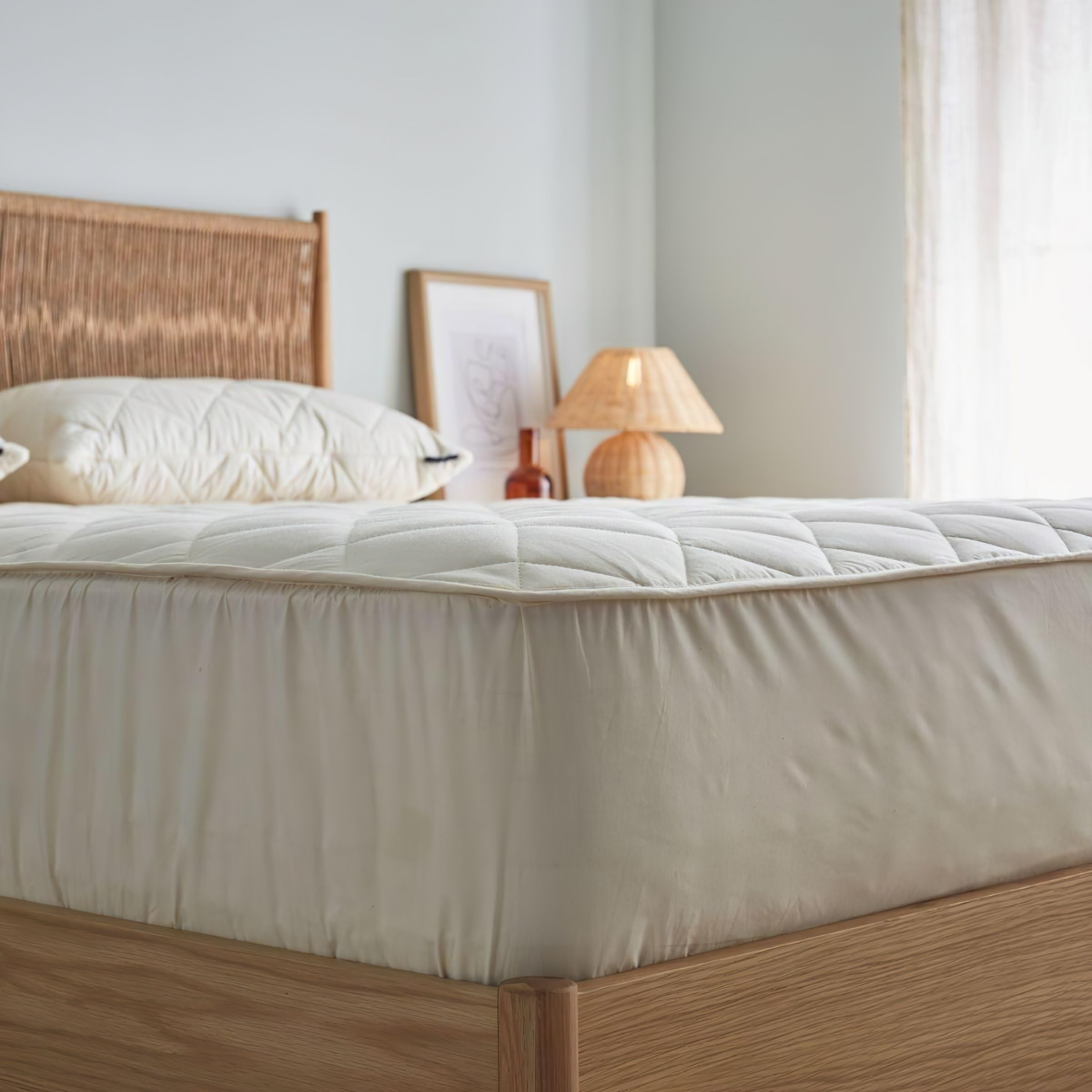Woolroom Deluxe Hypoallergenic Mattress Protector Queen Size - 100% Natural British Wool Mattress Pad with Thermoregulation for Better Sleep - Machine Washable Mattress Cover for Allergy Relief & Bed Protection - Ideal for Allergy Sufferers & Hot Sleepers