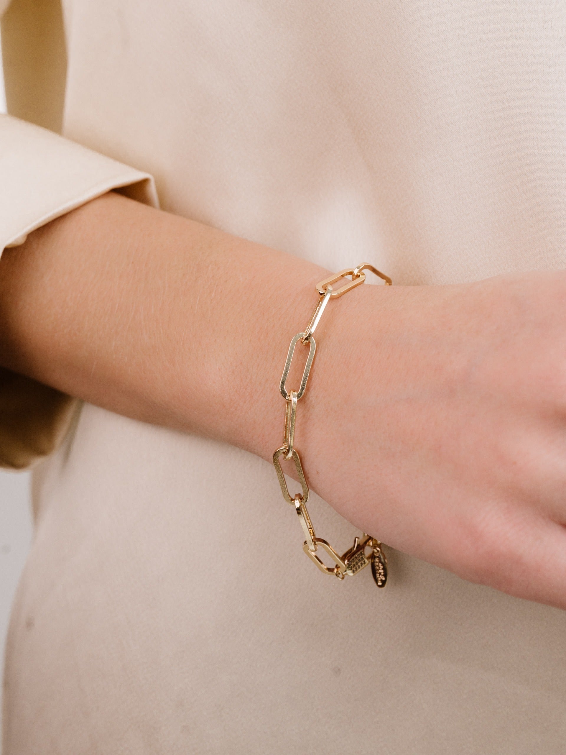 Stylish Interlinked Chain Bracelet for Women - Trendy Layered Jewelry for Everyday Wear & Special Occasions