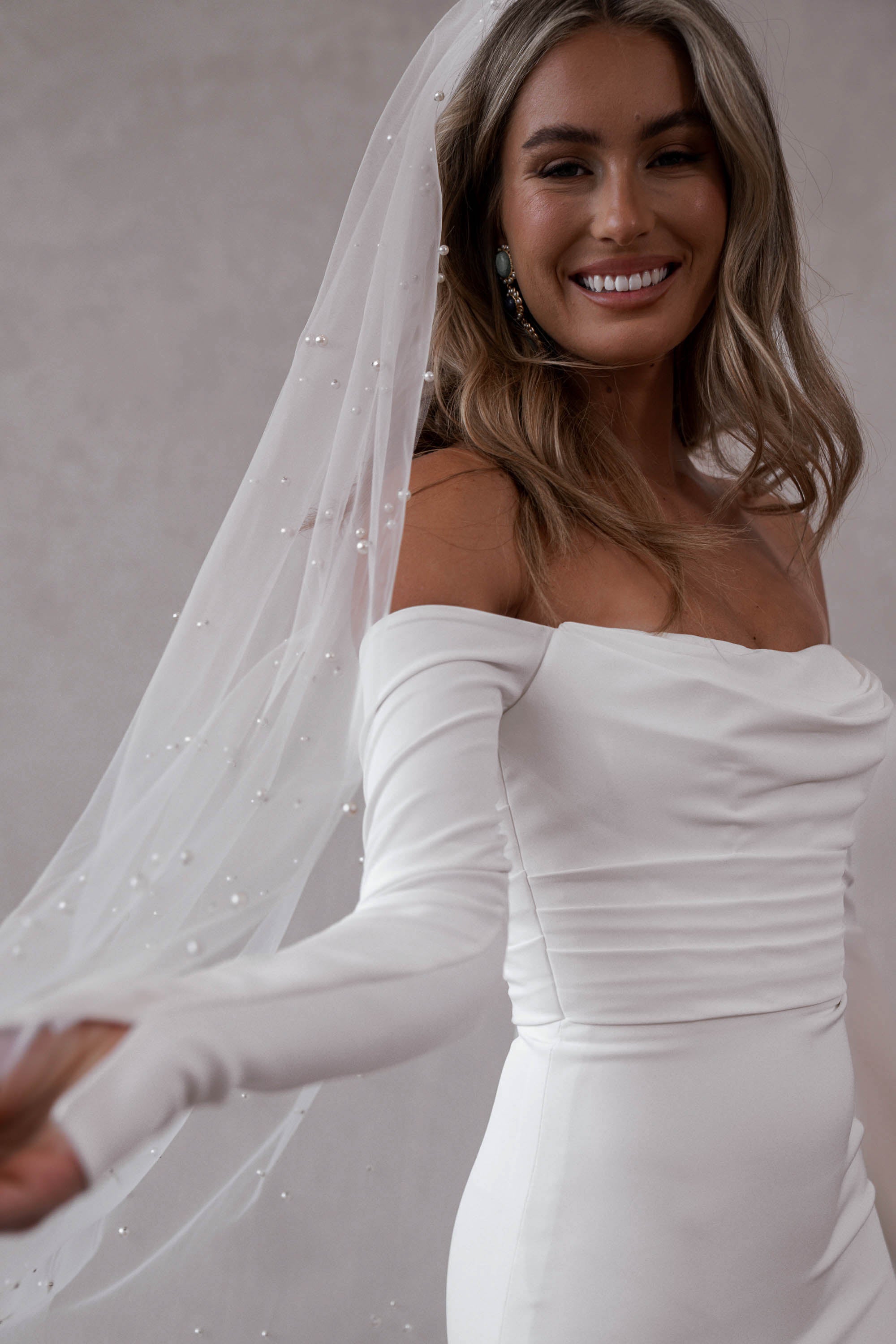 Short Pearl Veil - Elegant Bridal Accessory for Weddings, Prom & Special Occasions