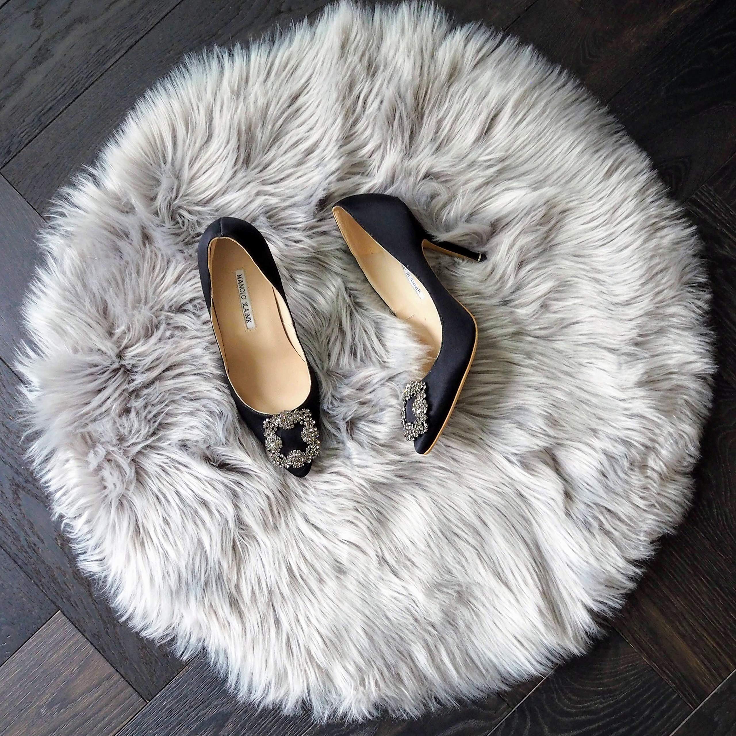 Premium Faux Fur Sheepskin Rug - Ultra Soft Washable Fluffy Round Carpet for Bedroom, Living Room, Bathroom - 2 Feet Grey - Cozy Home Decor & Perfect for Nursery, Yoga, Meditation Space