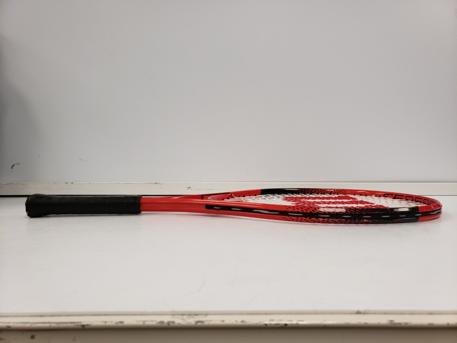Wilson Federer Tennis Racket - Professional Tennis Racquet for Adults & Juniors - Perfect for Training, Matches & Recreational Play