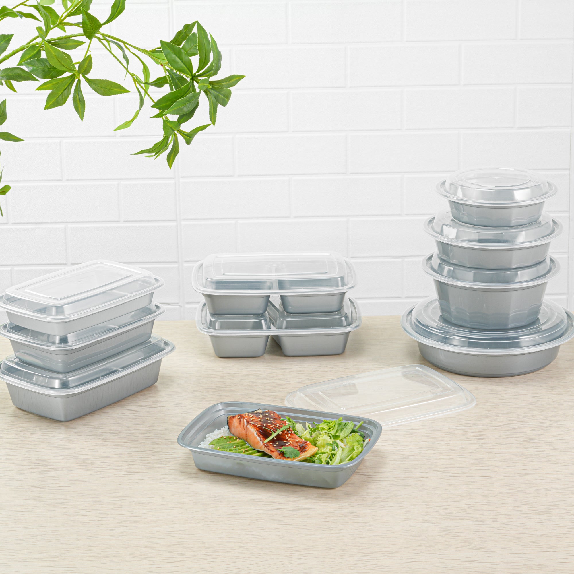 28 oz Rectangle Silver Plastic To-Go Food Containers with Clear Lids - Microwave Safe, 8.75