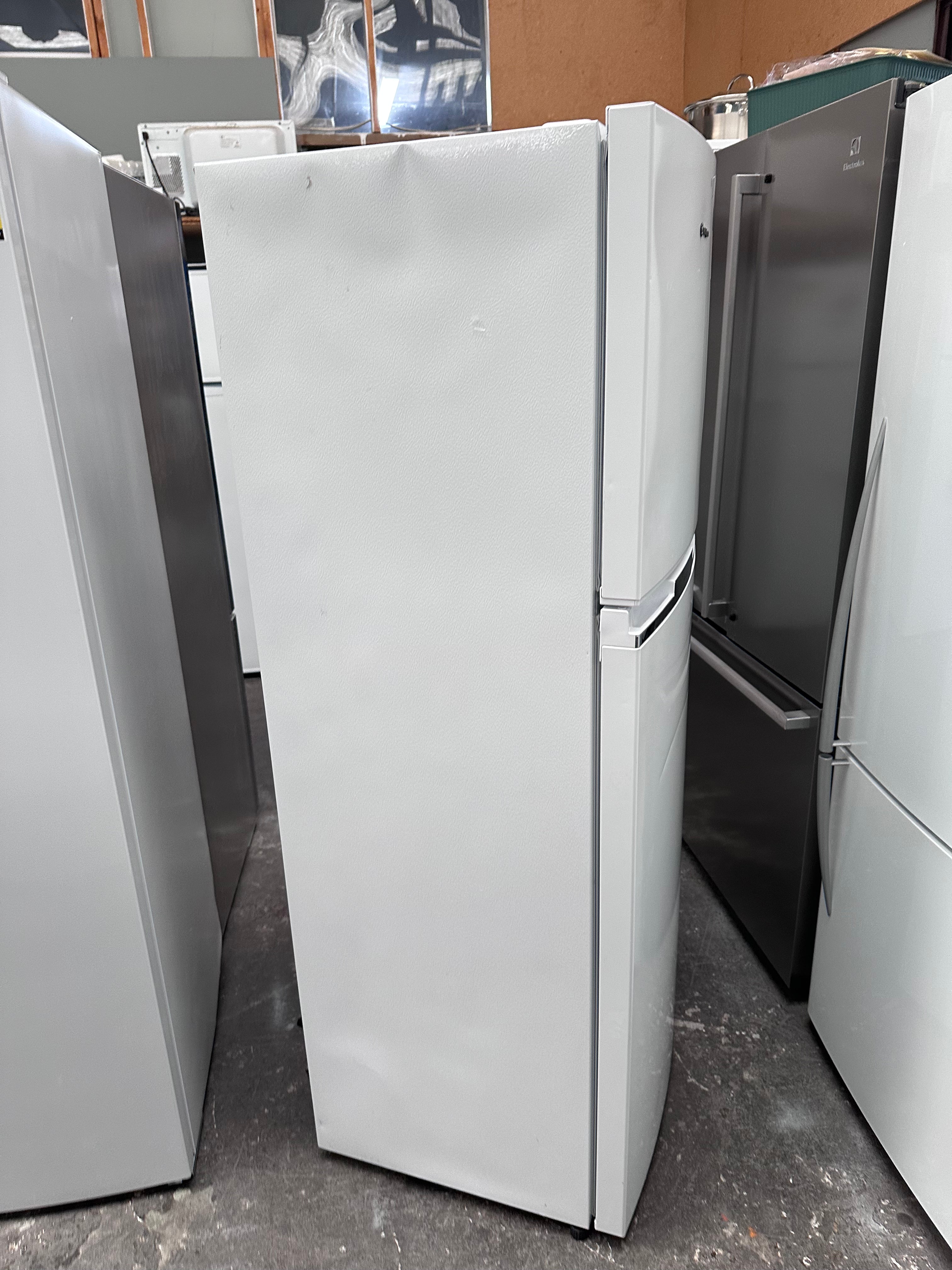 Westinghouse 280L Top Mount Refrigerator - Energy Efficient, White [Certified Refurbished] | Perfect for Small Apartments, Dorms & Office Kitchens