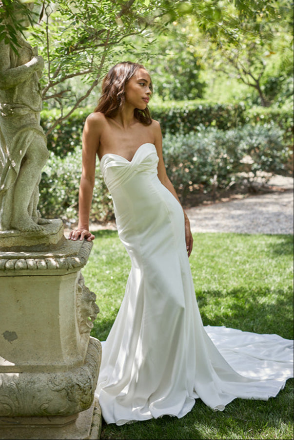 Monique Lhuillier BL21112 Wedding Dress Size 10 - Elegant Bridal Gown for Church Ceremony & Reception