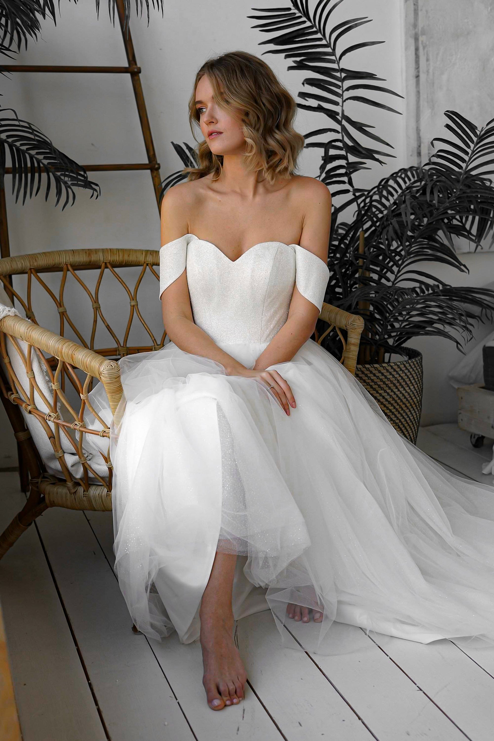 Elegant Minimalist Tulle Wedding Dress with Wide Straps - Klouzi Bridal Gown for Beach, Garden & Romantic Ceremonies