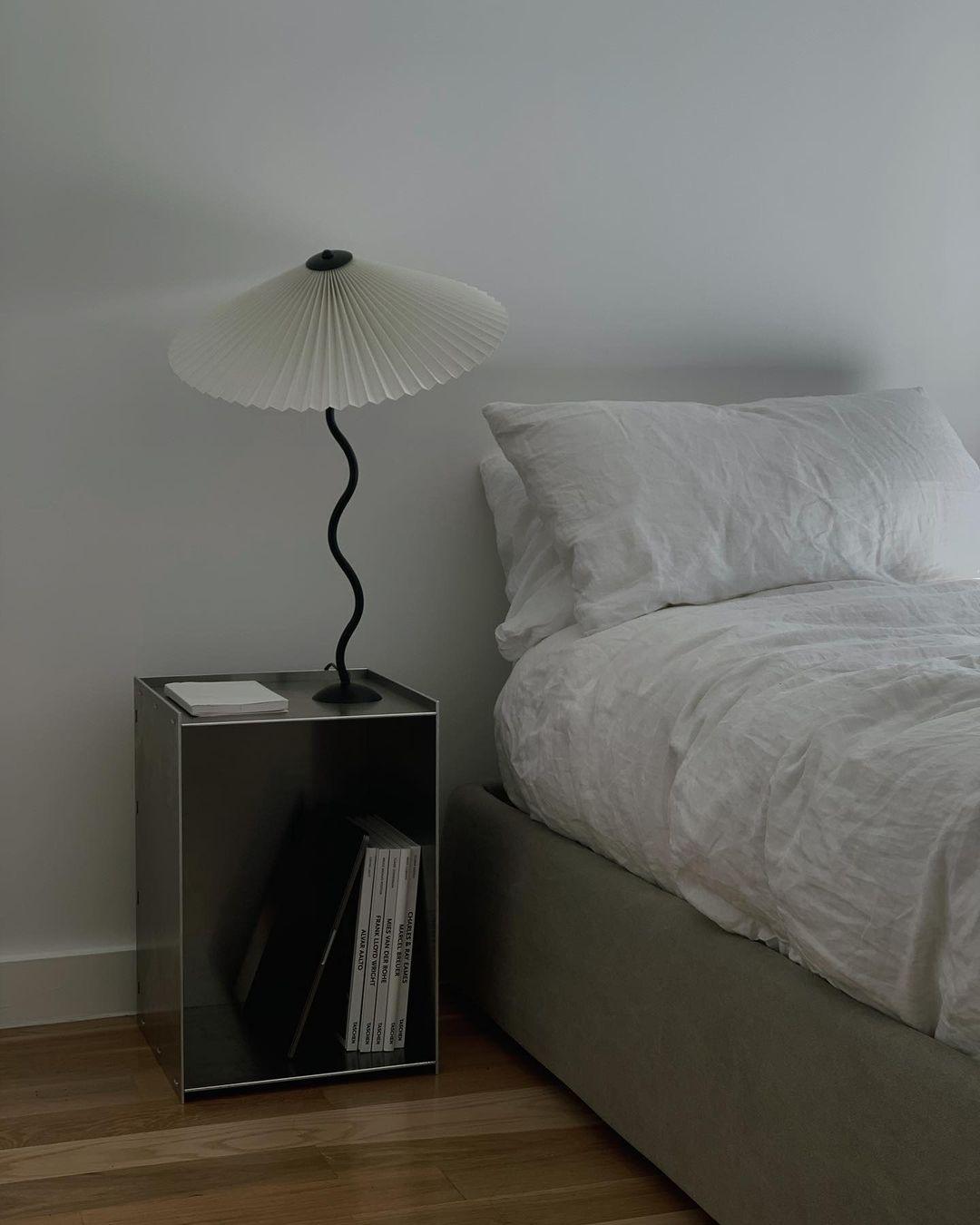 Modern Squiggle Table Lamp - Adjustable LED Desk Light for Home Office, Bedroom & Study - Stylish & Functional Lighting for Reading & Decor